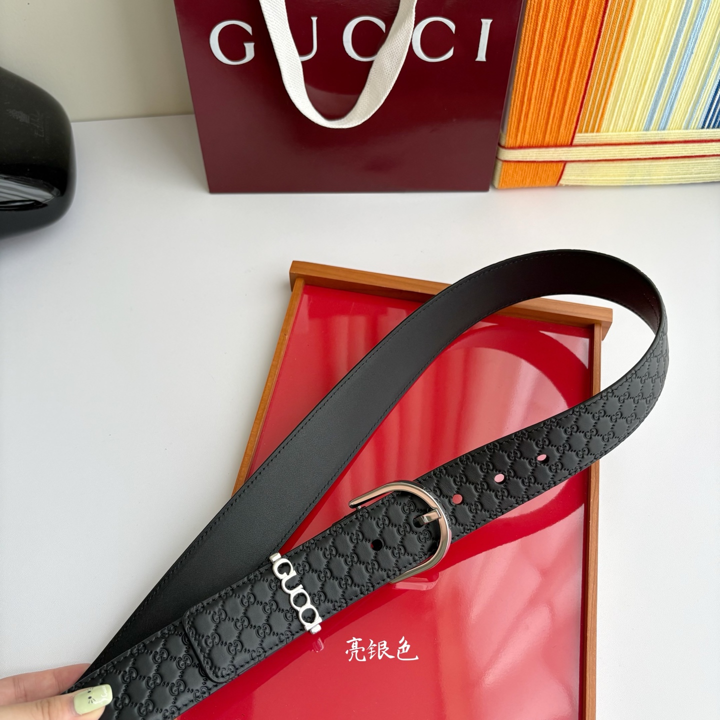 Gucci 这款男士腰带扣设有字母五金，造型设计独特，正面为GG小压花牛皮，宽度4.0cm