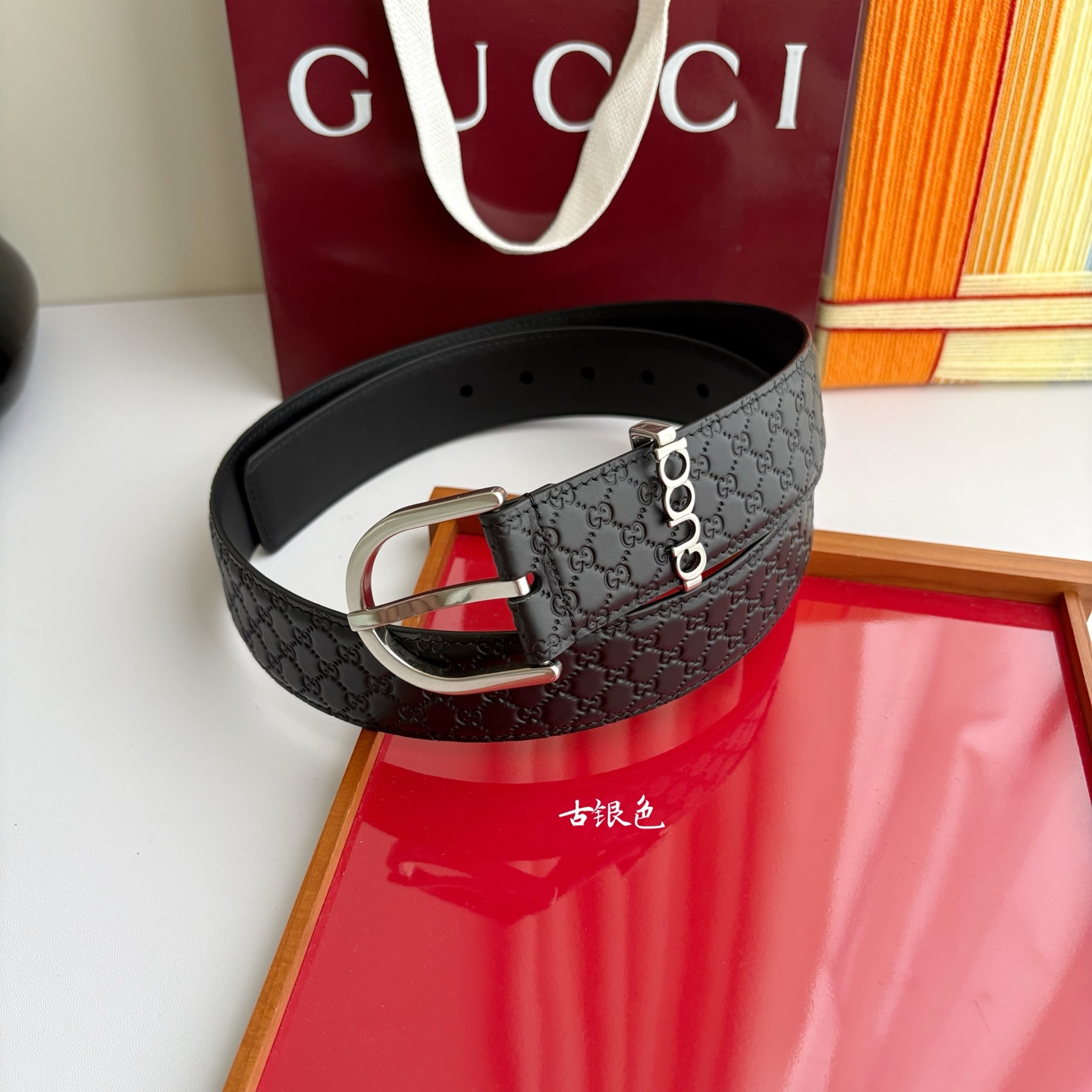 Gucci 这款男士腰带扣设有字母五金，造型设计独特，正面为十字纹小牛皮，宽度4.0cm