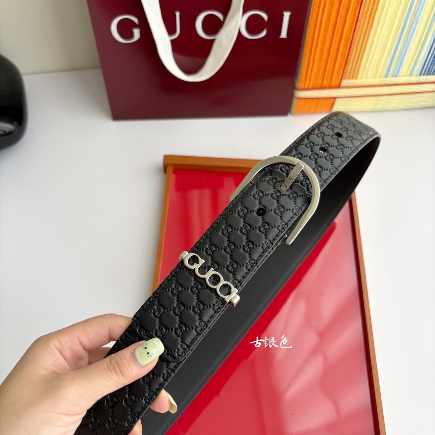 Gucci 这款男士腰带扣设有字母五金，造型设计独特，正面为十字纹小牛皮，宽度4.0cm