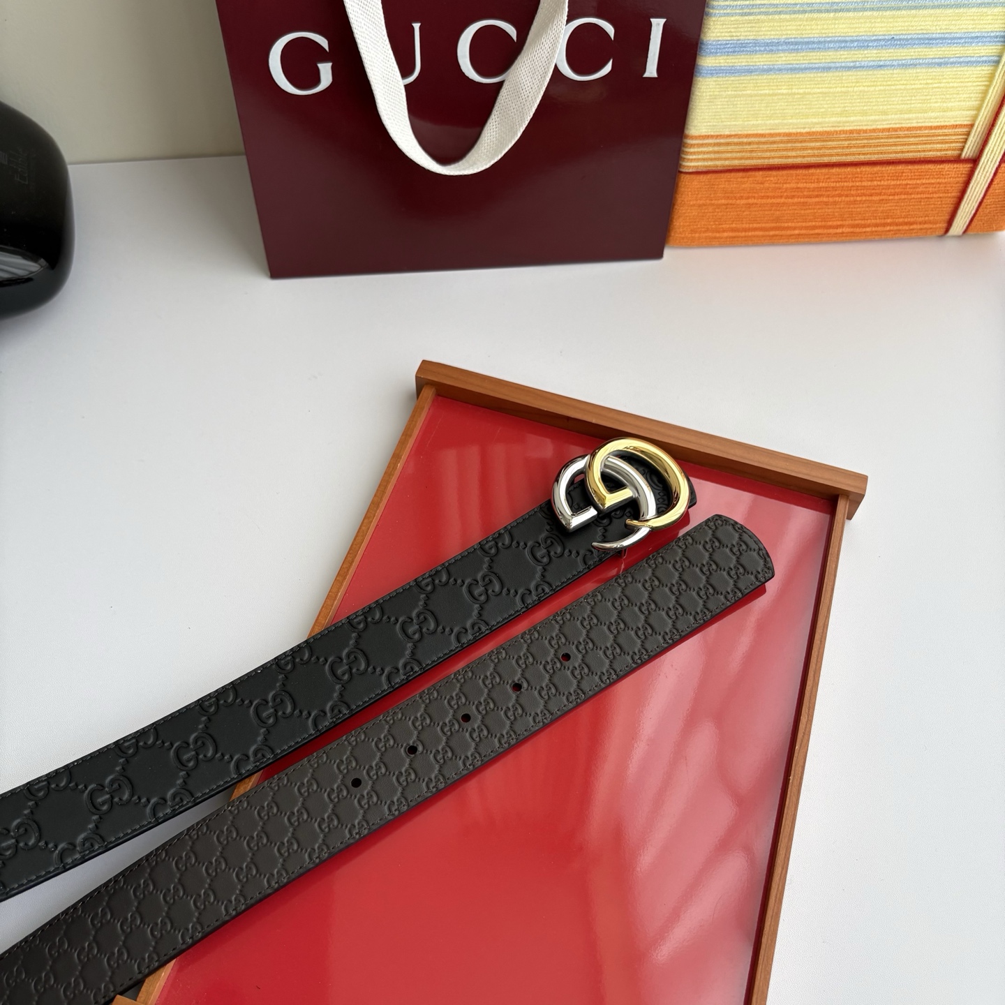 Gucci 经典原单品质，一面黑色压大花一面咖色压小花，精品挂扣，精工制作，细节看图，实物拍摄，高端奢华