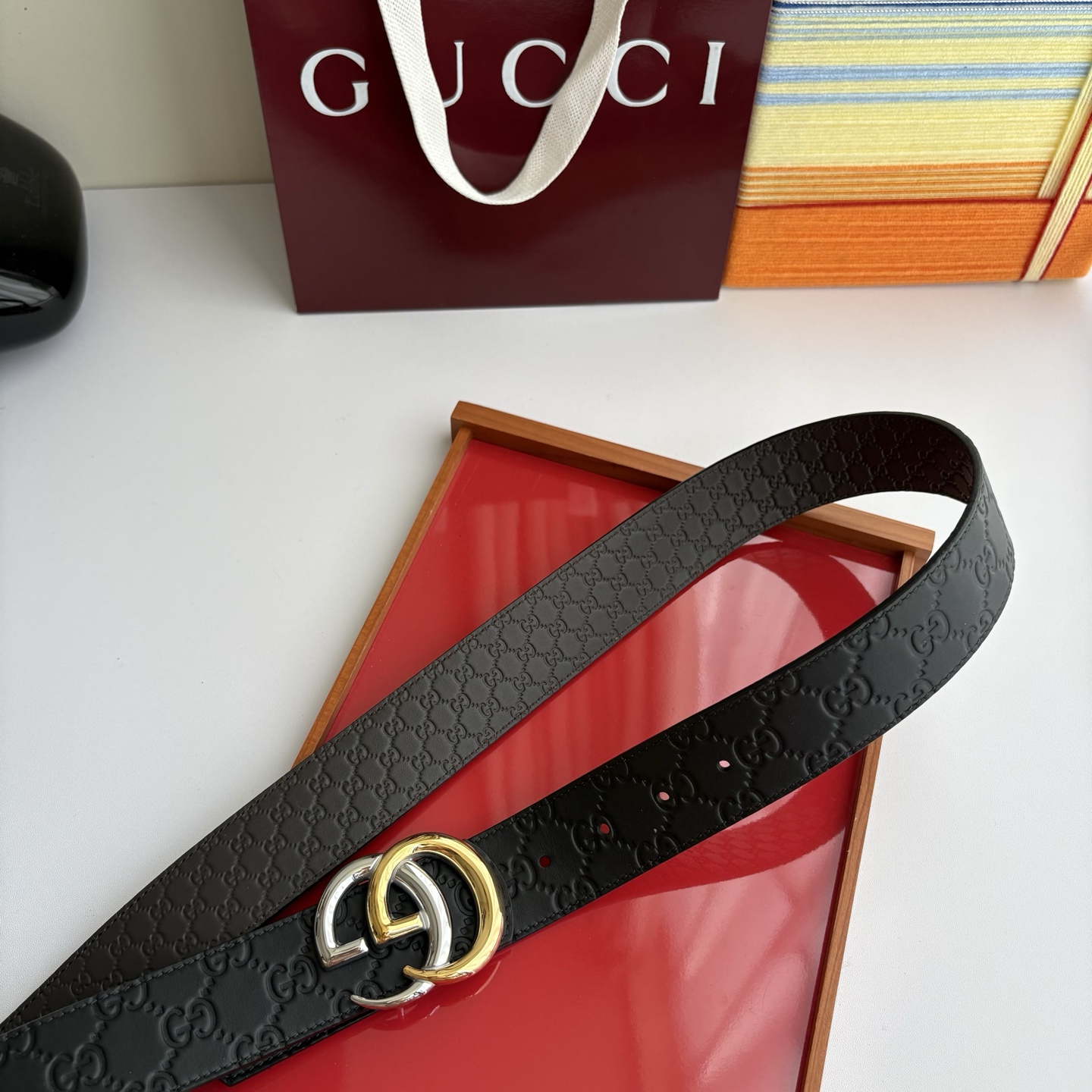 Gucci 经典原单品质，一面黑色压大花一面咖色压小花，精品挂扣，精工制作，细节看图，实物拍摄，高端奢华