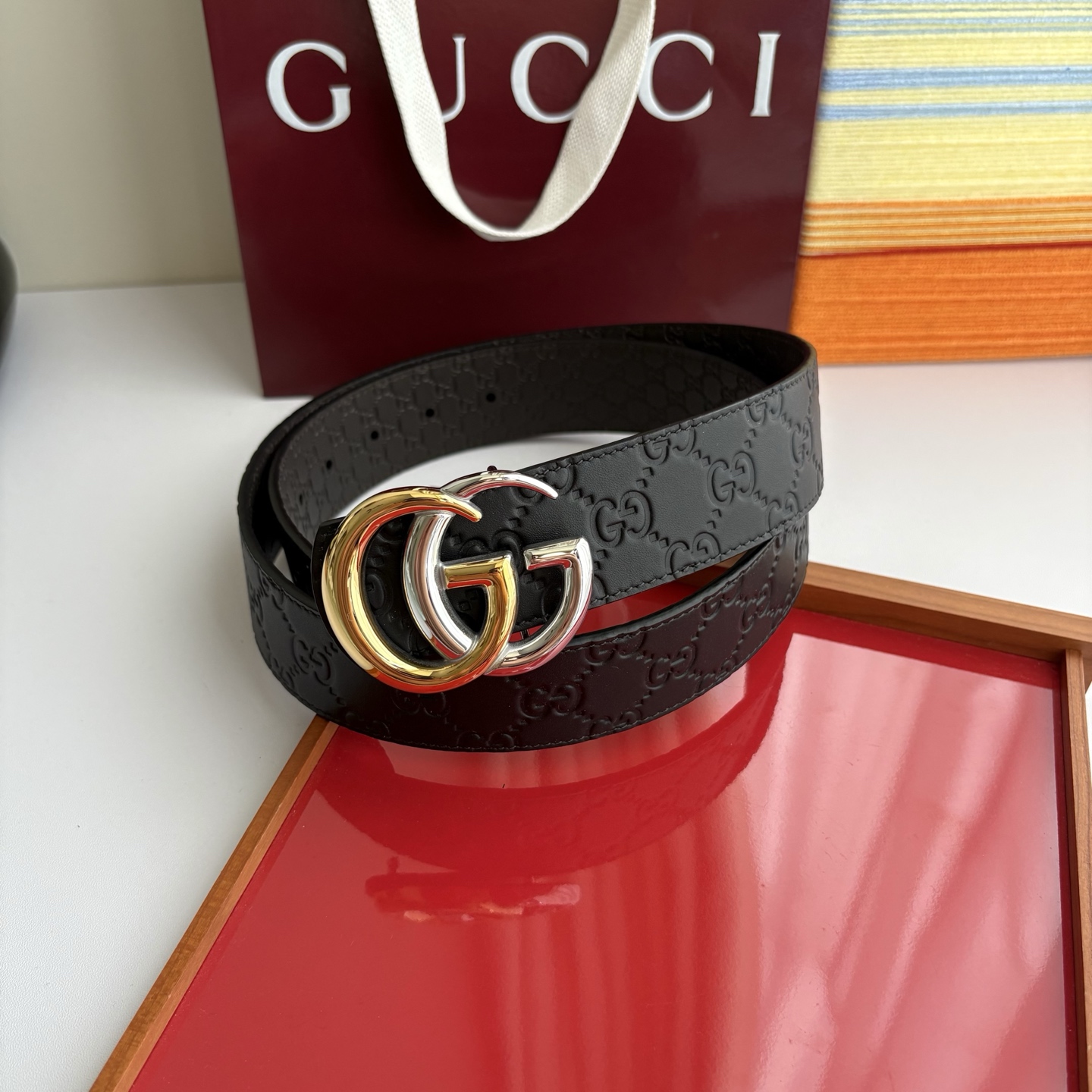 Gucci 经典原单品质，一面黑色压大花一面咖色压小花，精品挂扣，精工制作，细节看图，实物拍摄，高端奢华