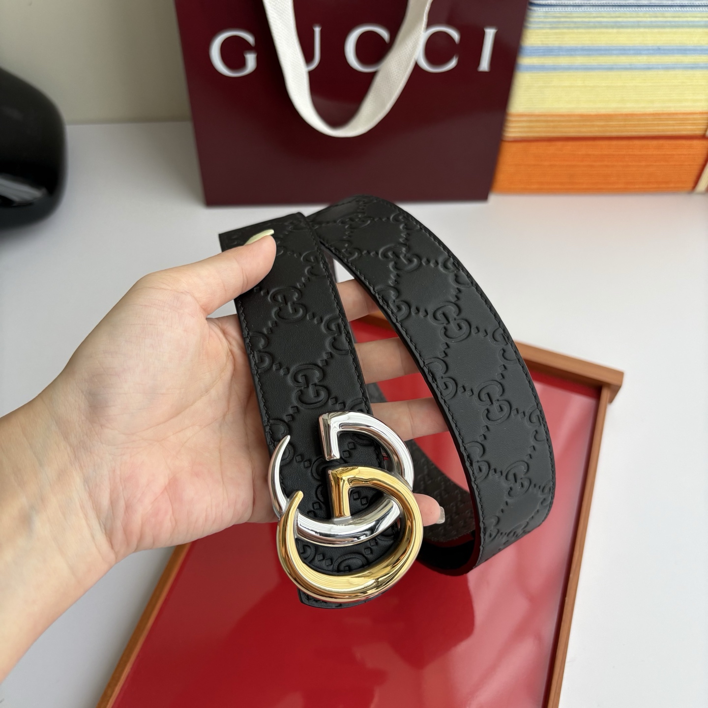 Gucci 经典原单品质，一面黑色压大花一面咖色压小花，精品挂扣，精工制作，细节看图，实物拍摄，高端奢华