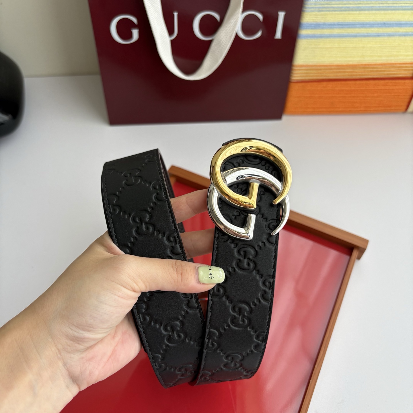 Gucci 经典原单品质，一面黑色压大花一面咖色压小花，精品挂扣，精工制作，细节看图，实物拍摄，高端奢华