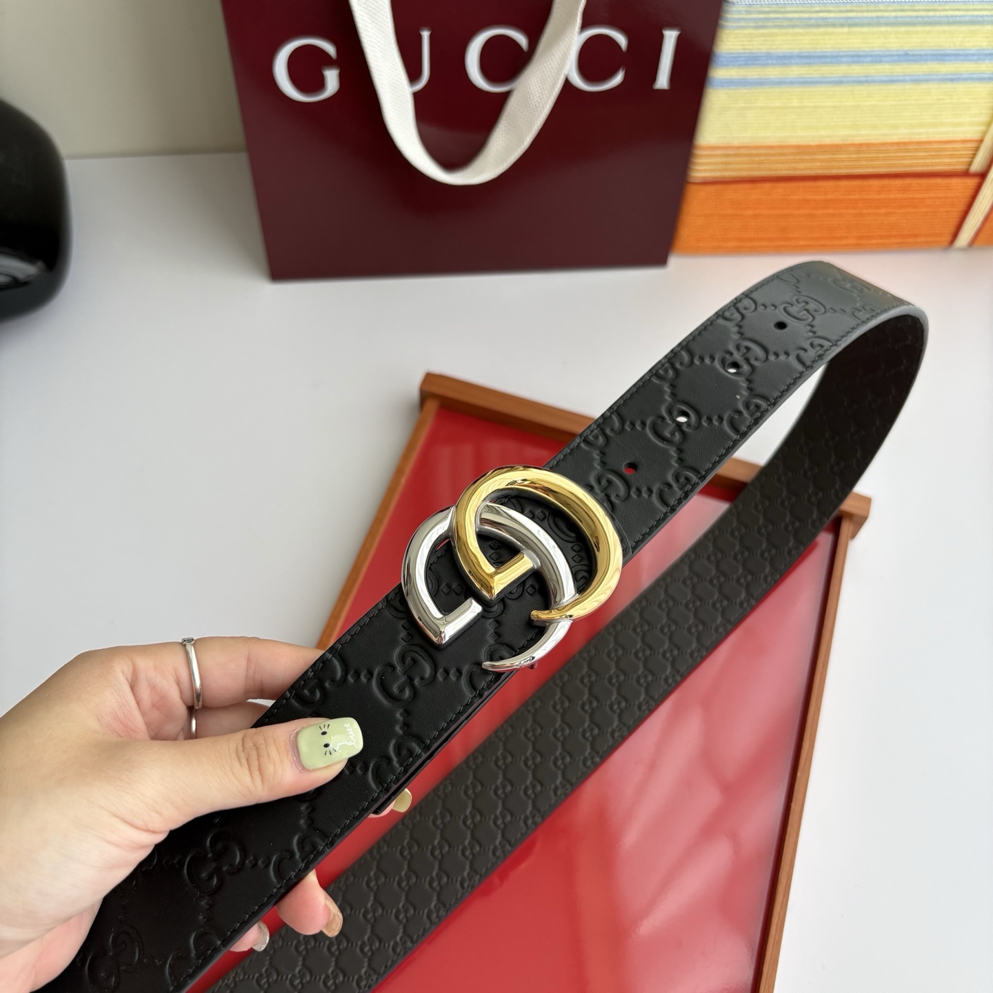 Gucci 经典原单品质，一面黑色压大花一面咖色压小花，精品挂扣，精工制作，细节看图，实物拍摄，高端奢华