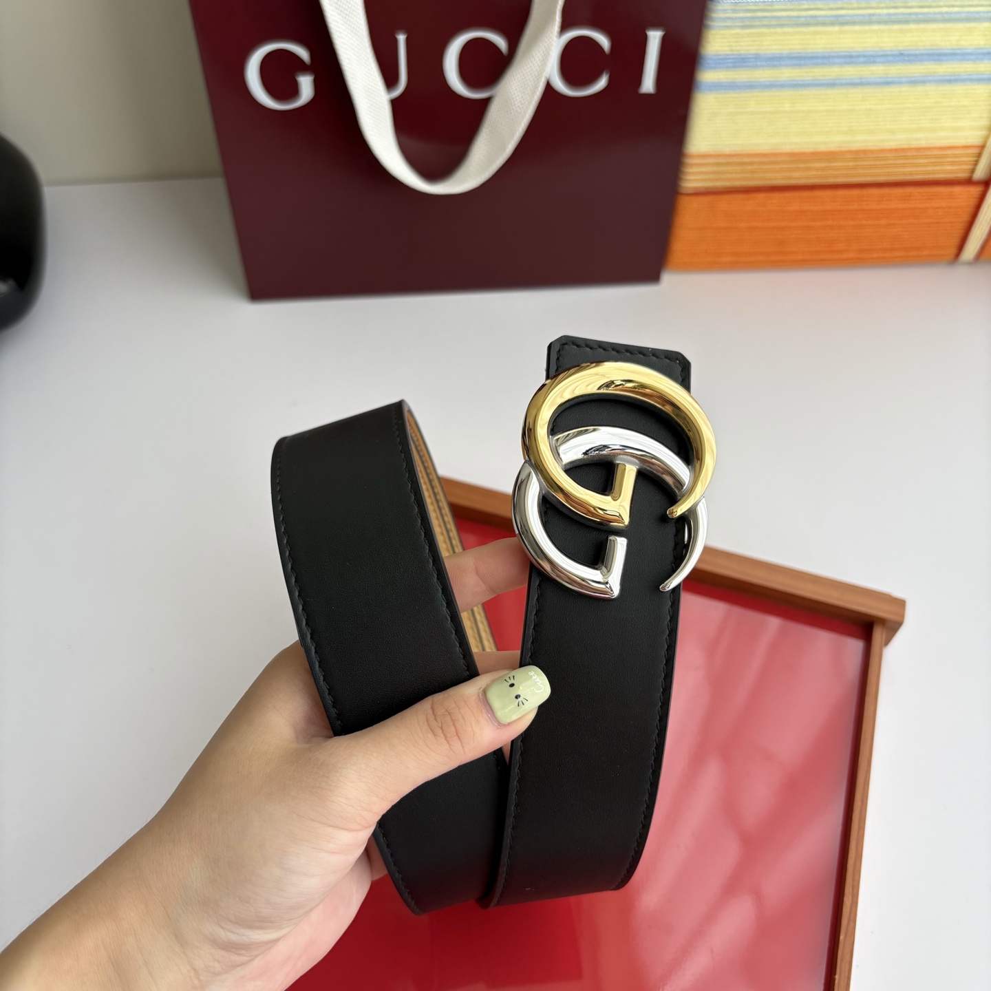 Gucci 经典原单品质，一面黑色平纹一面浅黄色平纹，精品挂扣，精工制作，细节看图，实物拍摄，高端奢华，