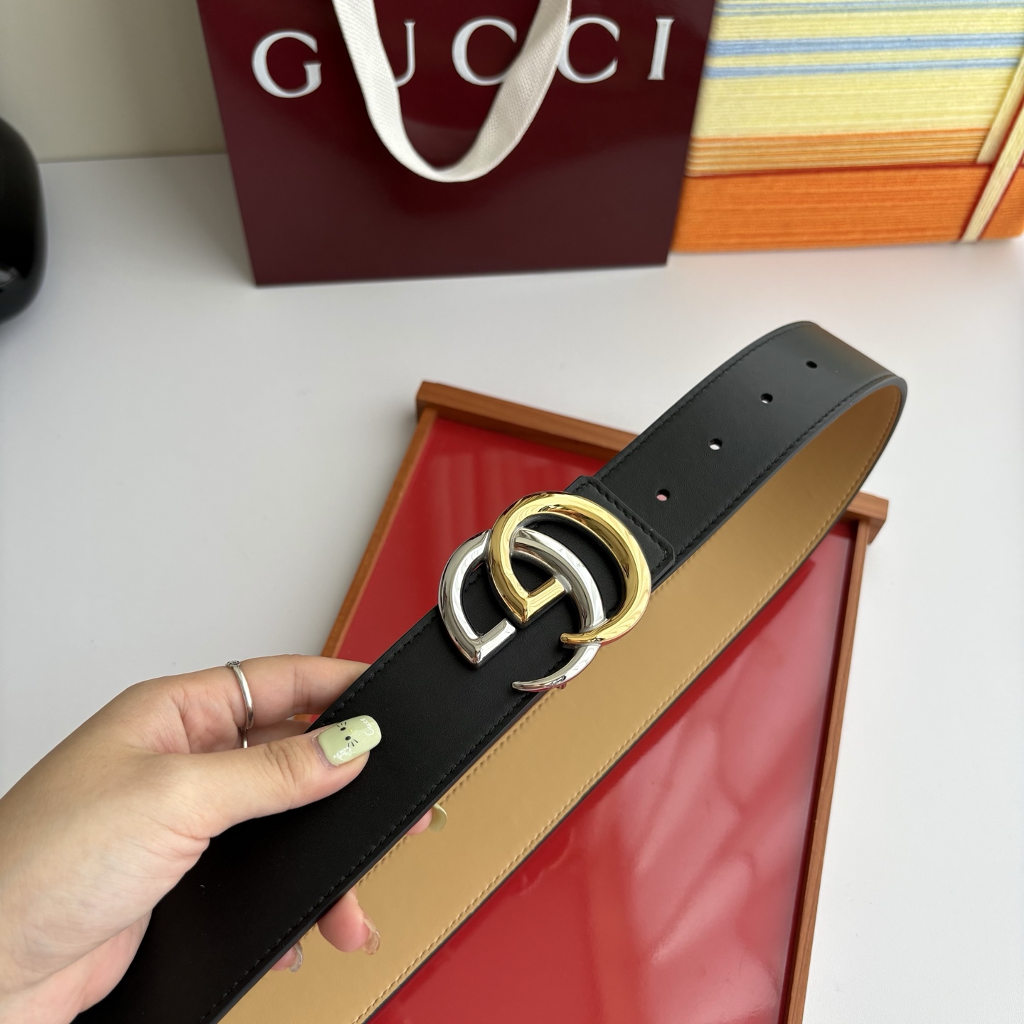 Gucci 经典原单品质，一面黑色平纹一面浅黄色平纹，精品挂扣，精工制作，细节看图，实物拍摄，高端奢华，