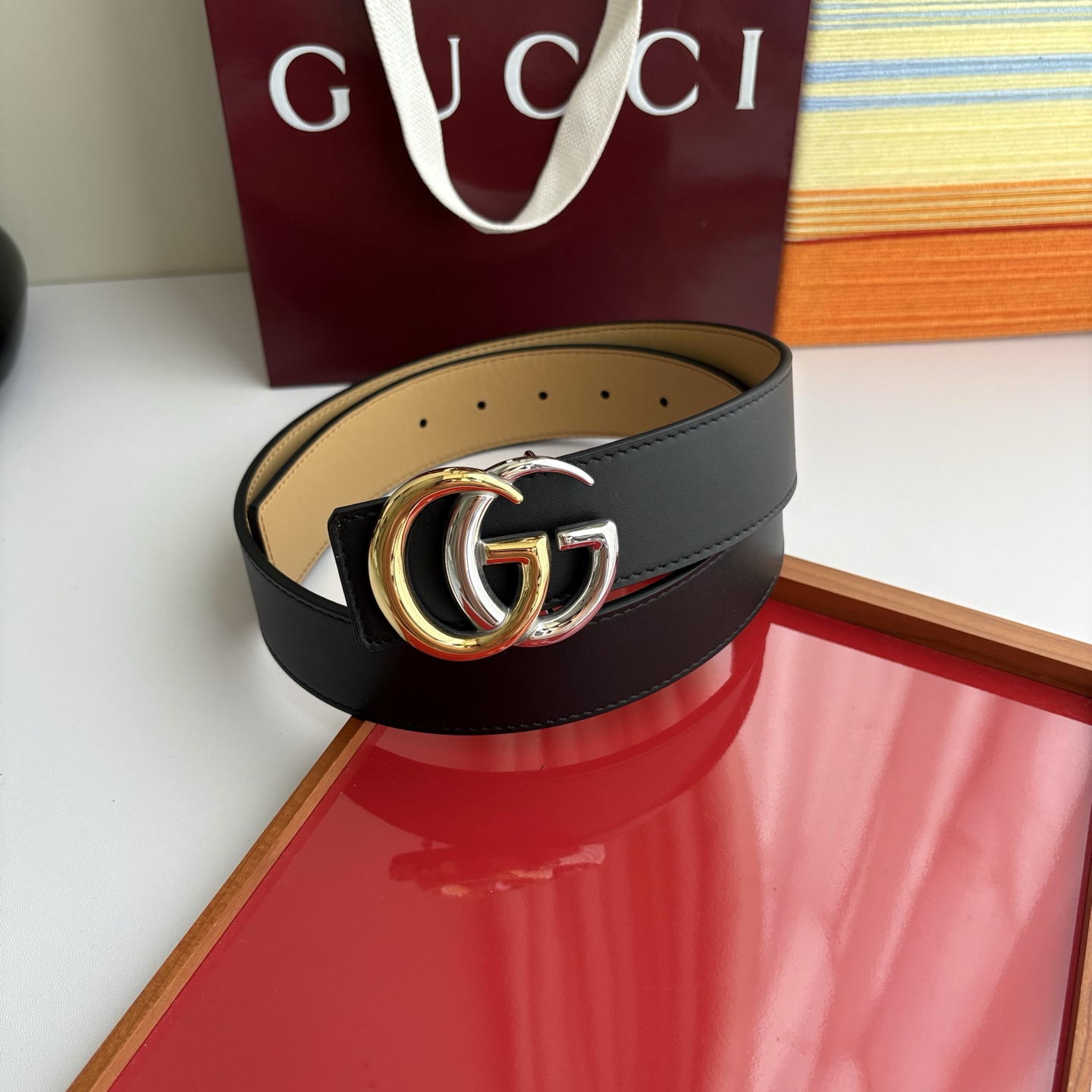 Gucci 经典原单品质，一面黑色平纹一面浅黄色平纹，精品挂扣，精工制作，细节看图，实物拍摄，高端奢华，