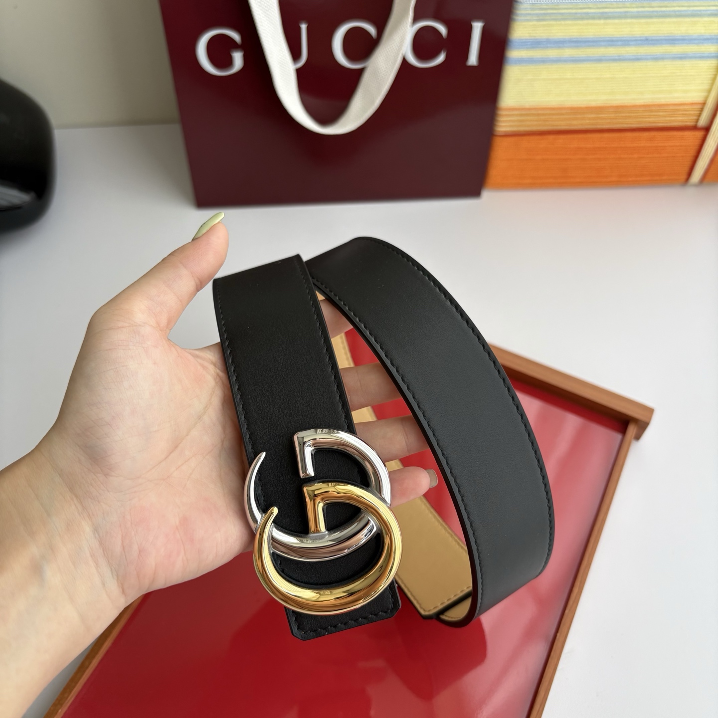 Gucci 经典原单品质，一面黑色平纹一面浅黄色平纹，精品挂扣，精工制作，细节看图，实物拍摄，高端奢华，
