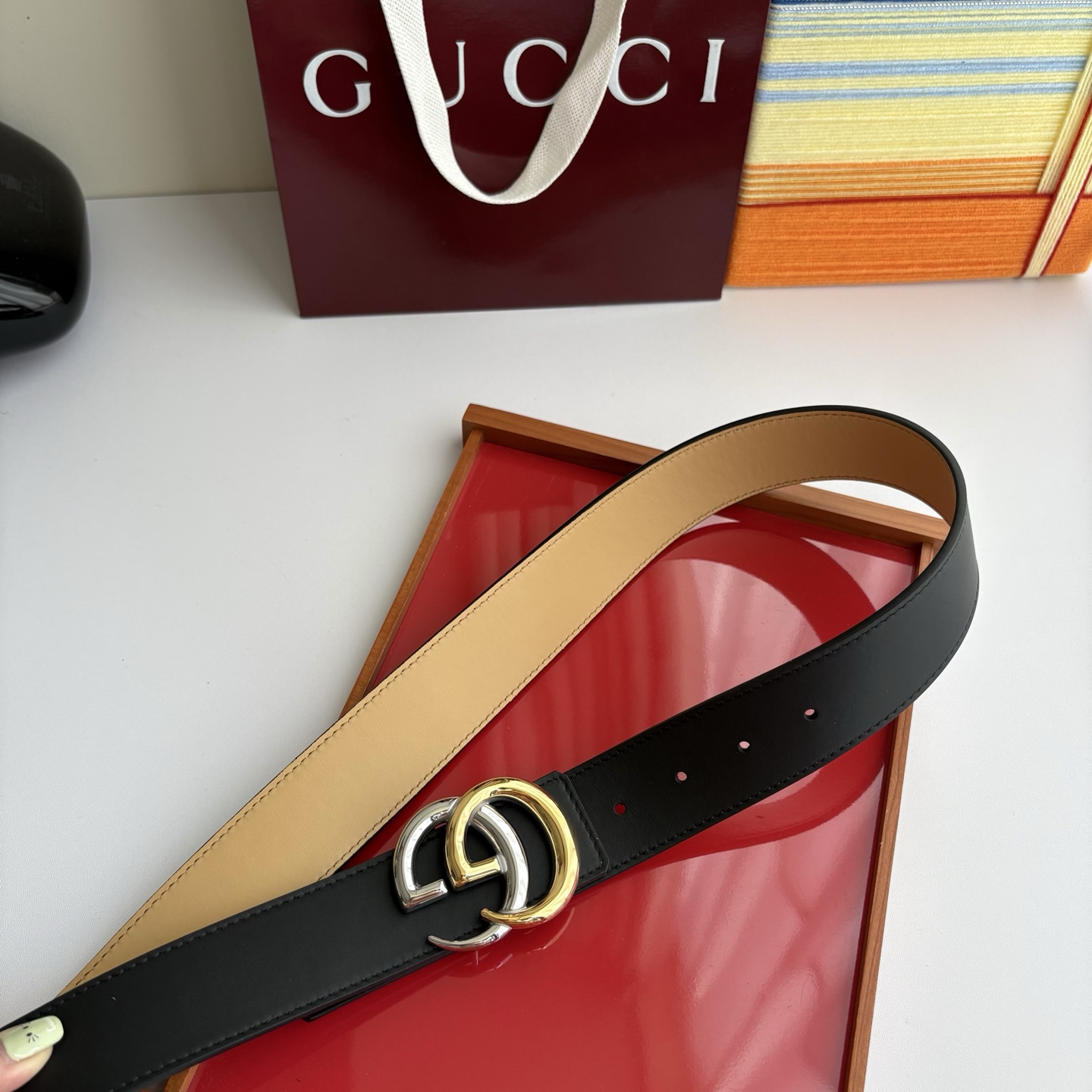 Gucci 经典原单品质，一面黑色平纹一面浅黄色平纹，精品挂扣，精工制作，细节看图，实物拍摄，高端奢华，