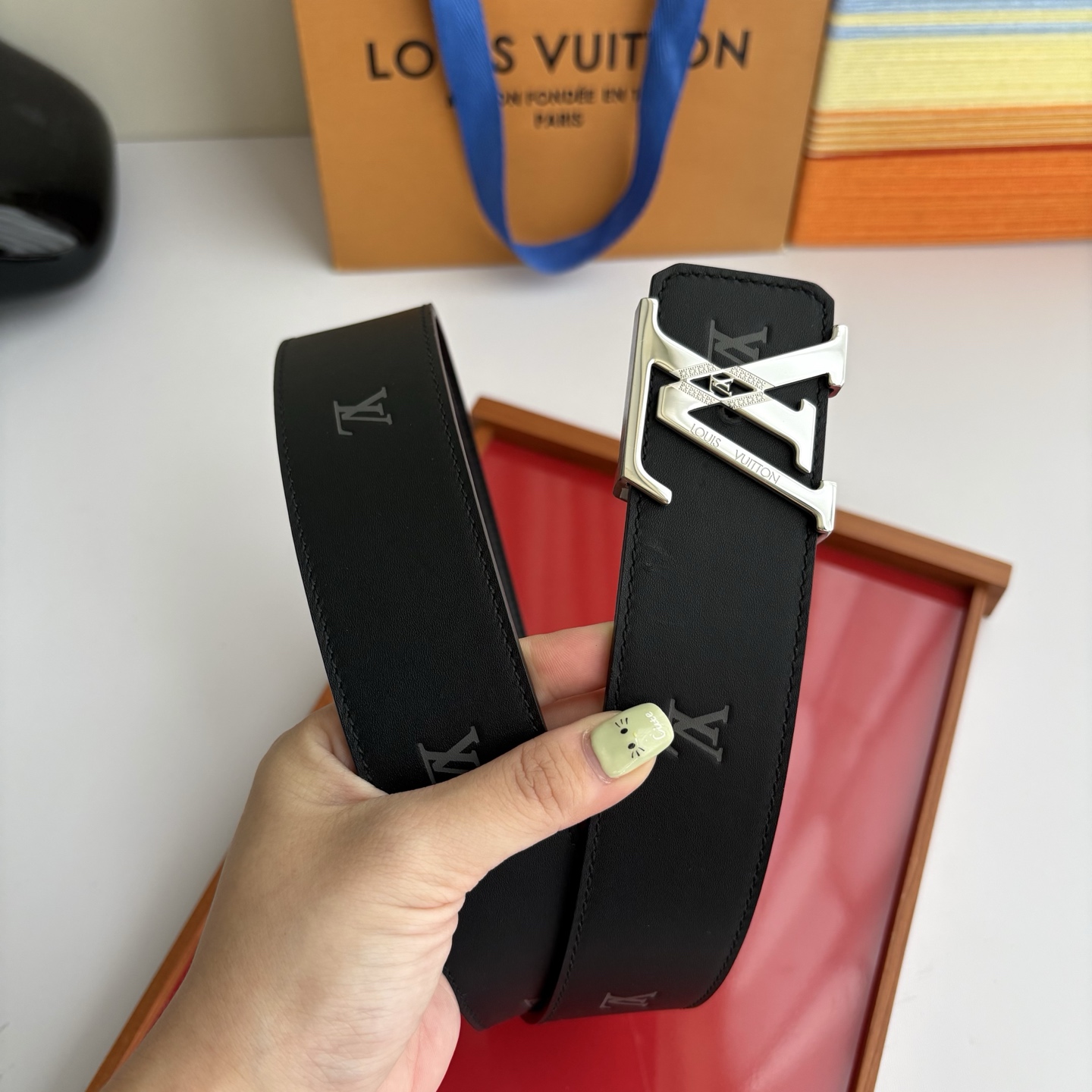 LOUIS VUITTON经典原单品质，一面经典压花一面平纹搭配原单精品钢扣，精工制作，细节看图，实物拍