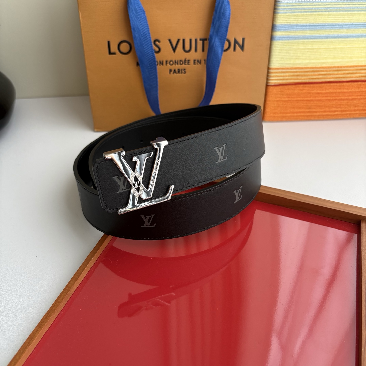 LOUIS VUITTON经典原单品质，一面经典压花一面平纹搭配原单精品钢扣，精工制作，细节看图，实物拍