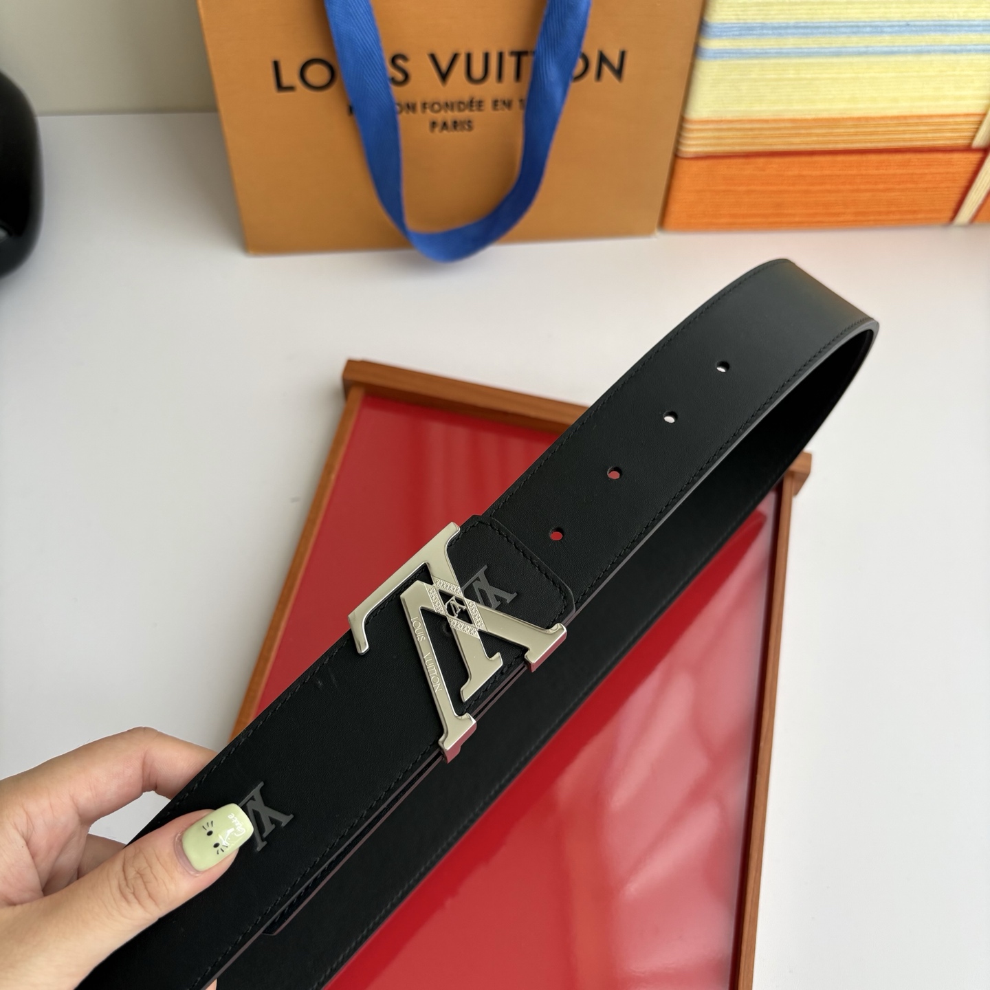 LOUIS VUITTON经典原单品质，一面经典压花一面平纹搭配原单精品钢扣，精工制作，细节看图，实物拍