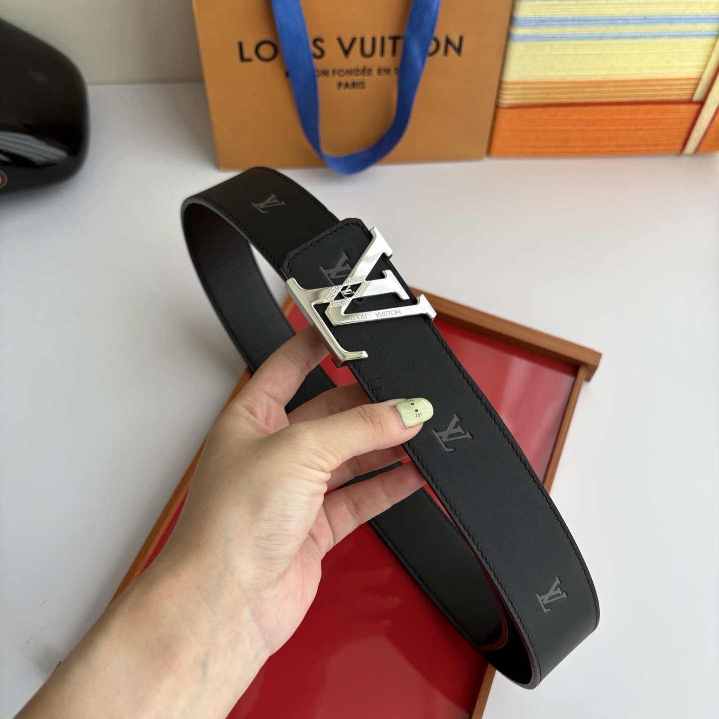 LOUIS VUITTON经典原单品质，一面经典压花一面平纹搭配原单精品钢扣，精工制作，细节看图，实物拍