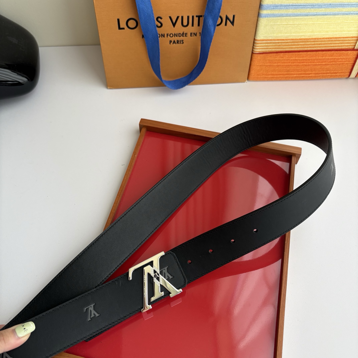 LOUIS VUITTON经典原单品质，一面经典压花一面平纹搭配原单精品钢扣，精工制作，细节看图，实物拍