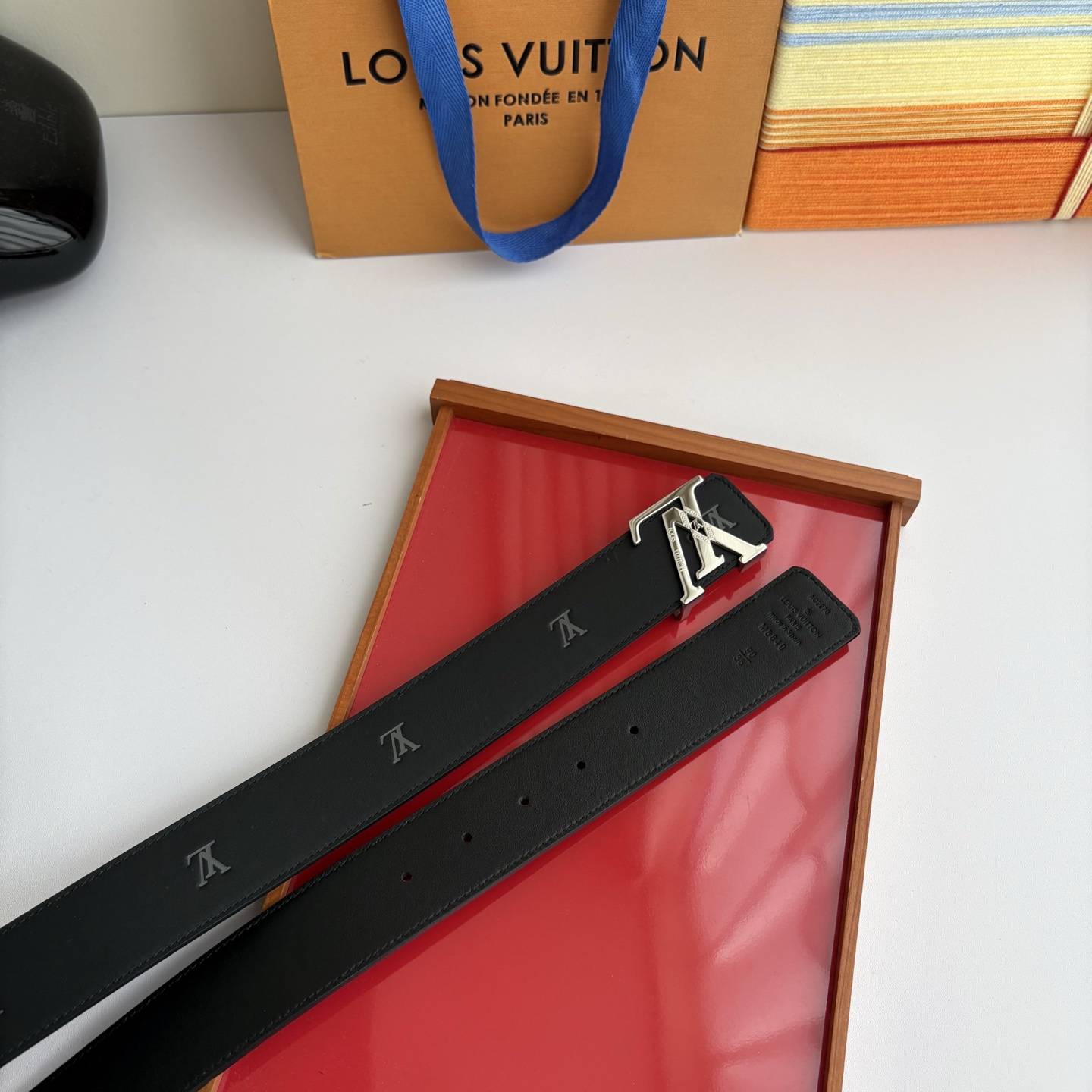 LOUIS VUITTON经典原单品质，一面经典压花一面平纹搭配原单精品钢扣，精工制作，细节看图，实物拍