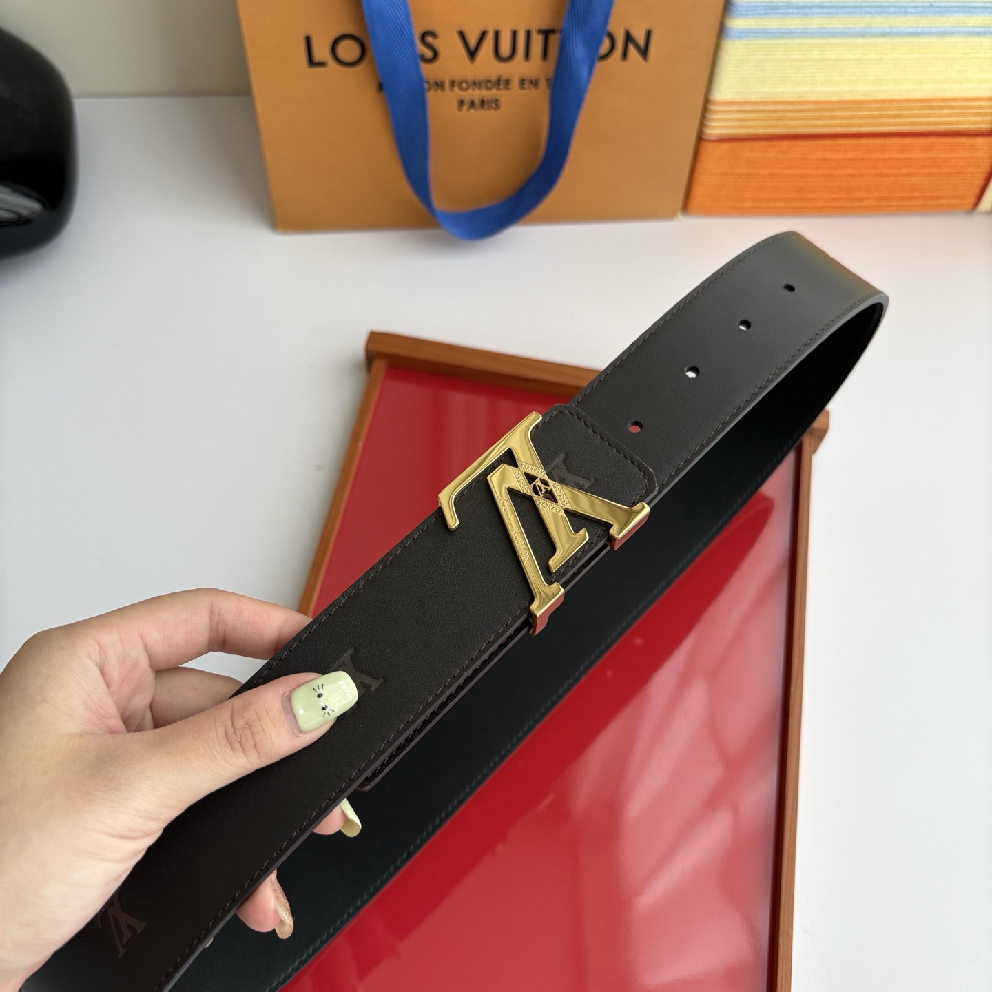 LOUIS VUITTON经典原单品质，一面经典压花一面平纹搭配原单精品钢扣，精工制作，细节看图，实物拍