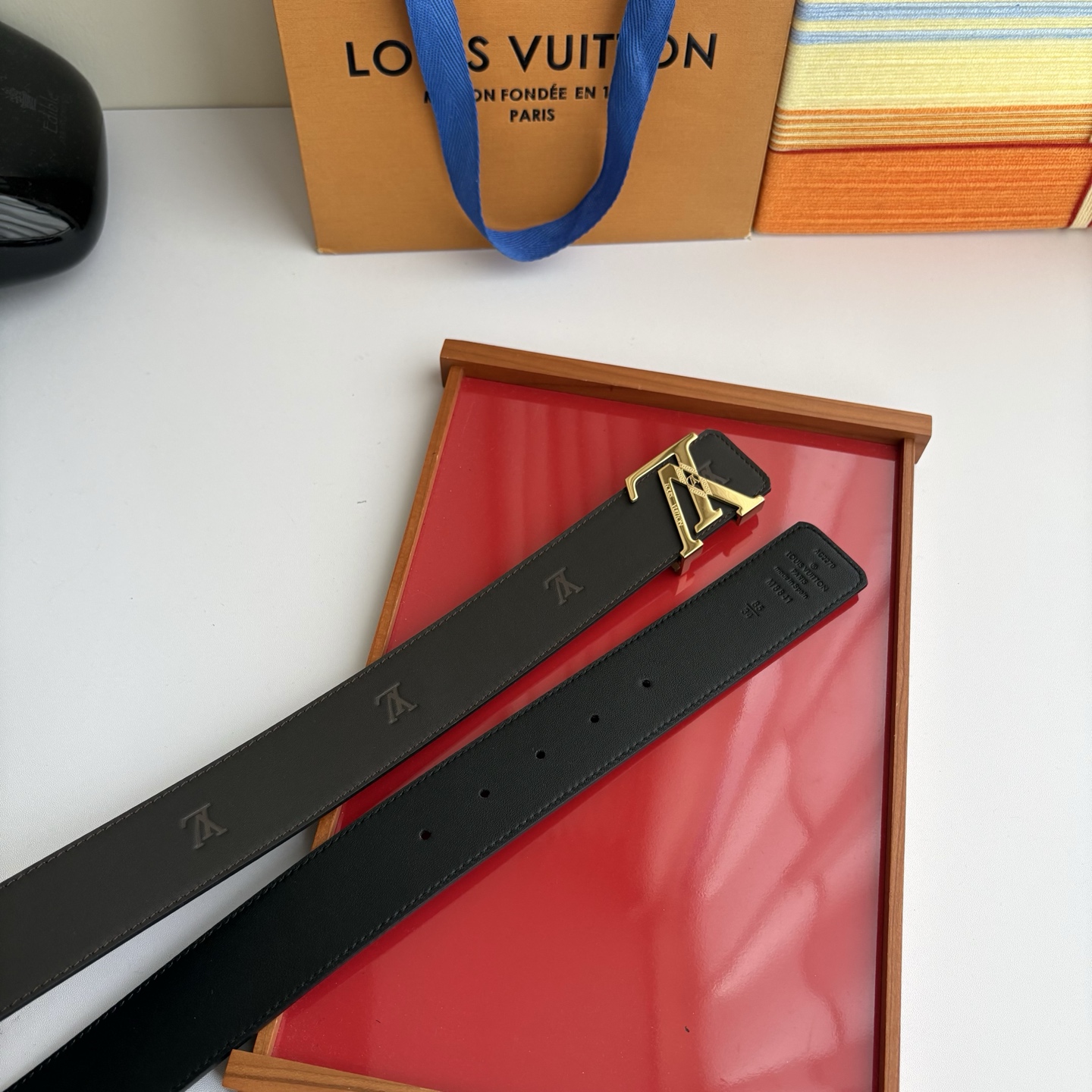 LOUIS VUITTON经典原单品质，一面经典压花一面平纹搭配原单精品钢扣，精工制作，细节看图，实物拍