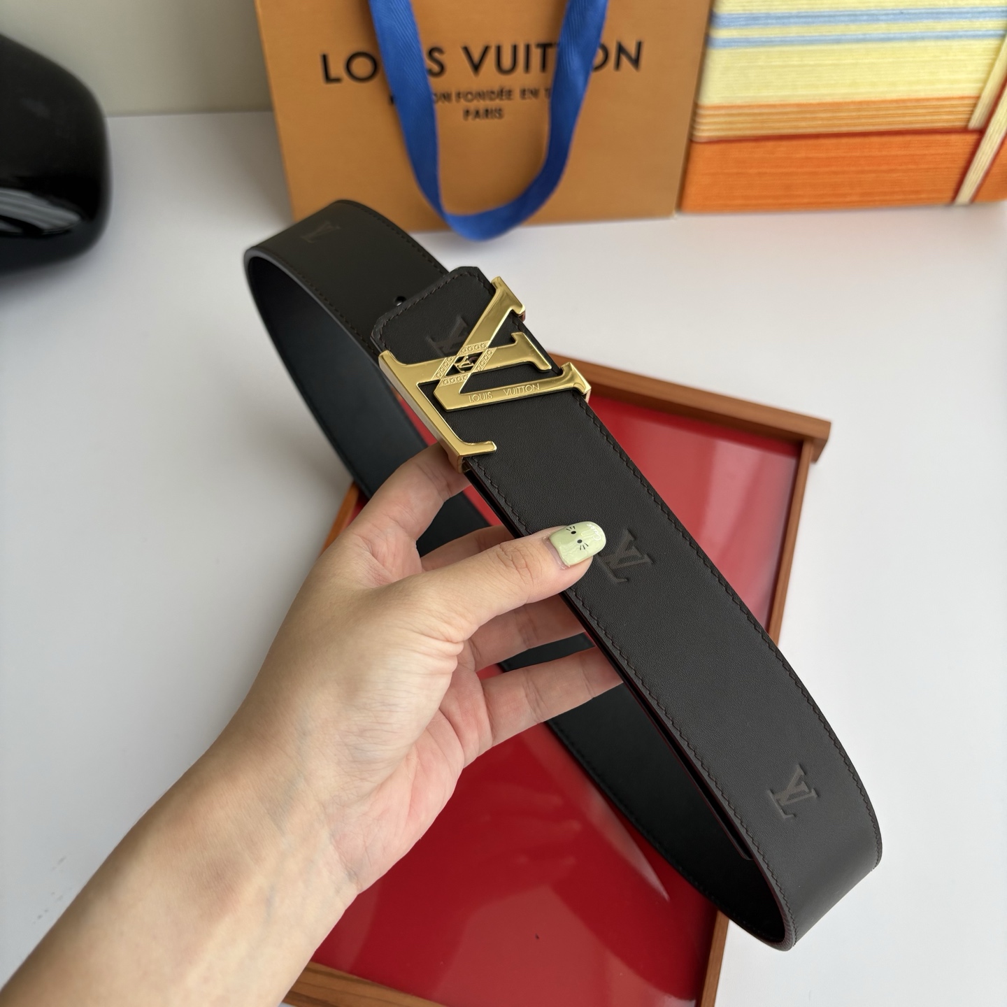 LOUIS VUITTON经典原单品质，一面经典压花一面平纹搭配原单精品钢扣，精工制作，细节看图，实物拍