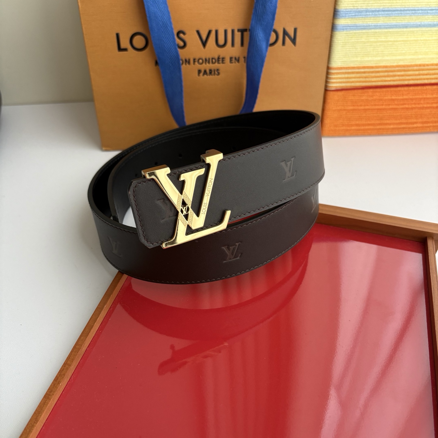 LOUIS VUITTON经典原单品质，一面经典压花一面平纹搭配原单精品钢扣，精工制作，细节看图，实物拍