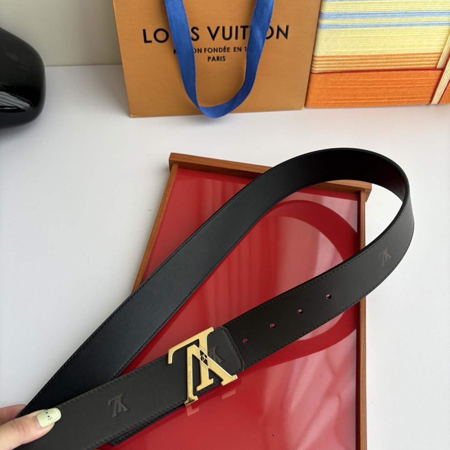 LOUIS VUITTON经典原单品质，一面经典压花一面平纹搭配原单精品钢扣，精工制作，细节看图，实物拍