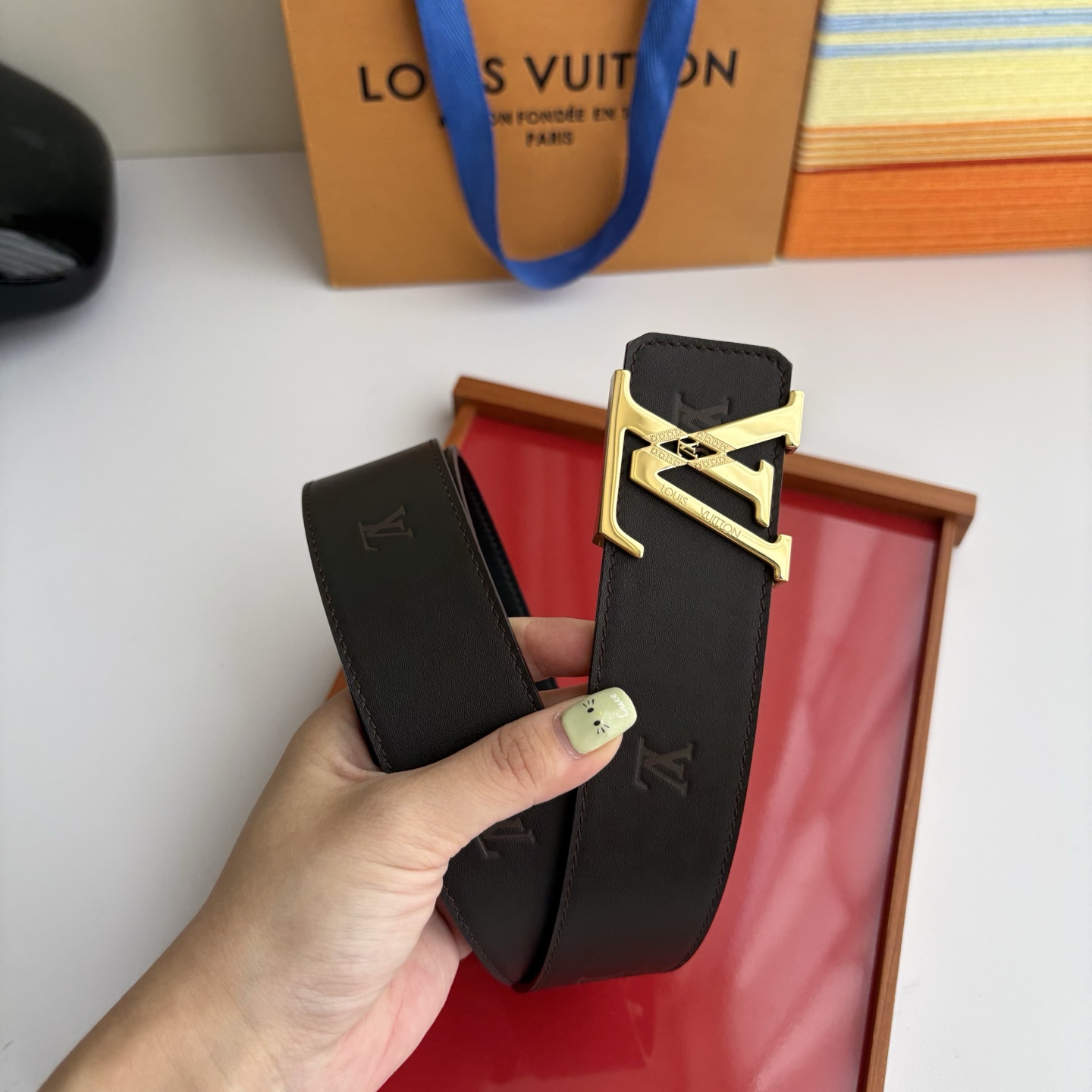LOUIS VUITTON经典原单品质，一面经典压花一面平纹搭配原单精品钢扣，精工制作，细节看图，实物拍
