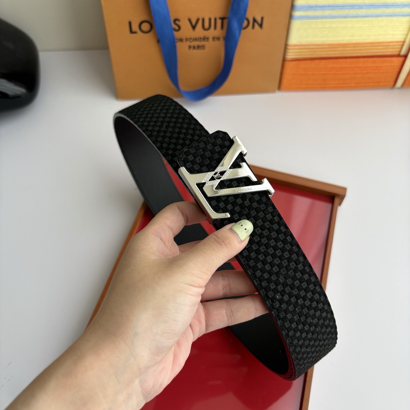 LOUIS VUITTON经典原单品质，一面经典压格一面平纹搭配原单精品钢扣，精工制作，细节看图，实物拍