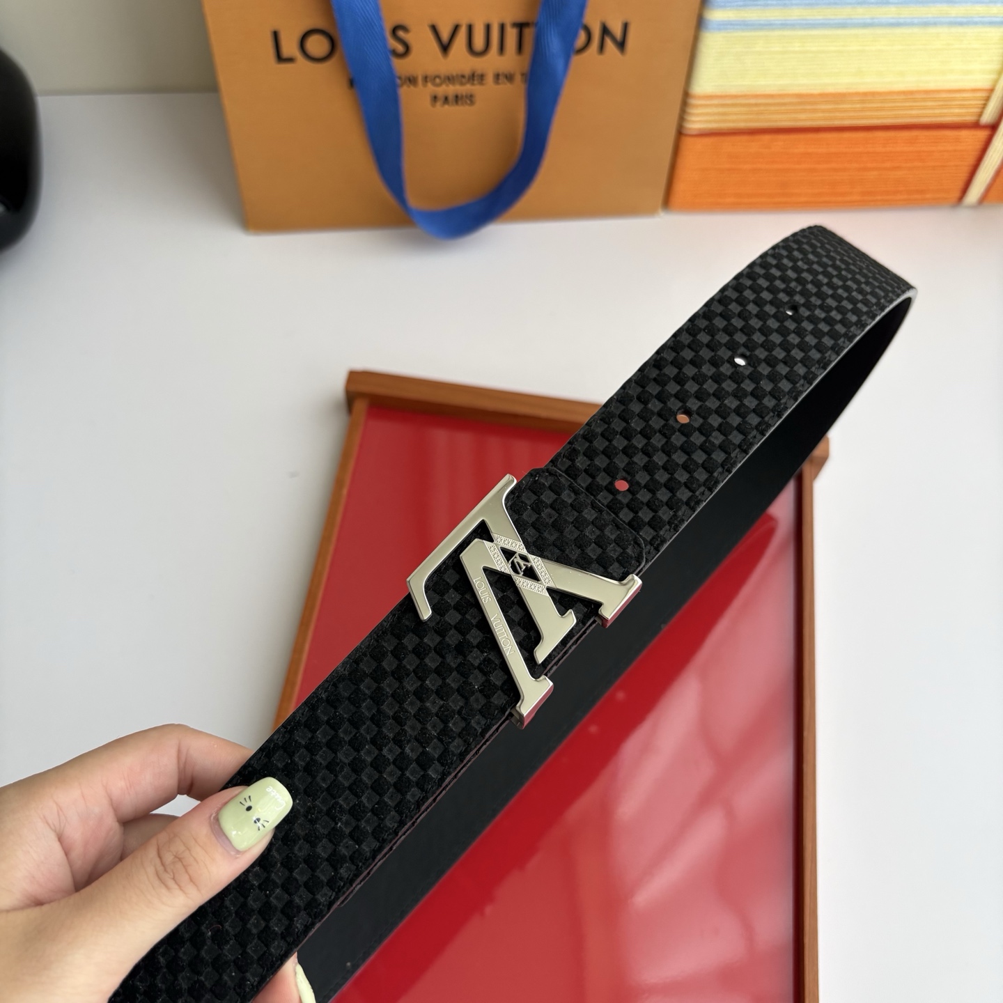 LOUIS VUITTON经典原单品质，一面经典压格一面平纹搭配原单精品钢扣，精工制作，细节看图，实物拍