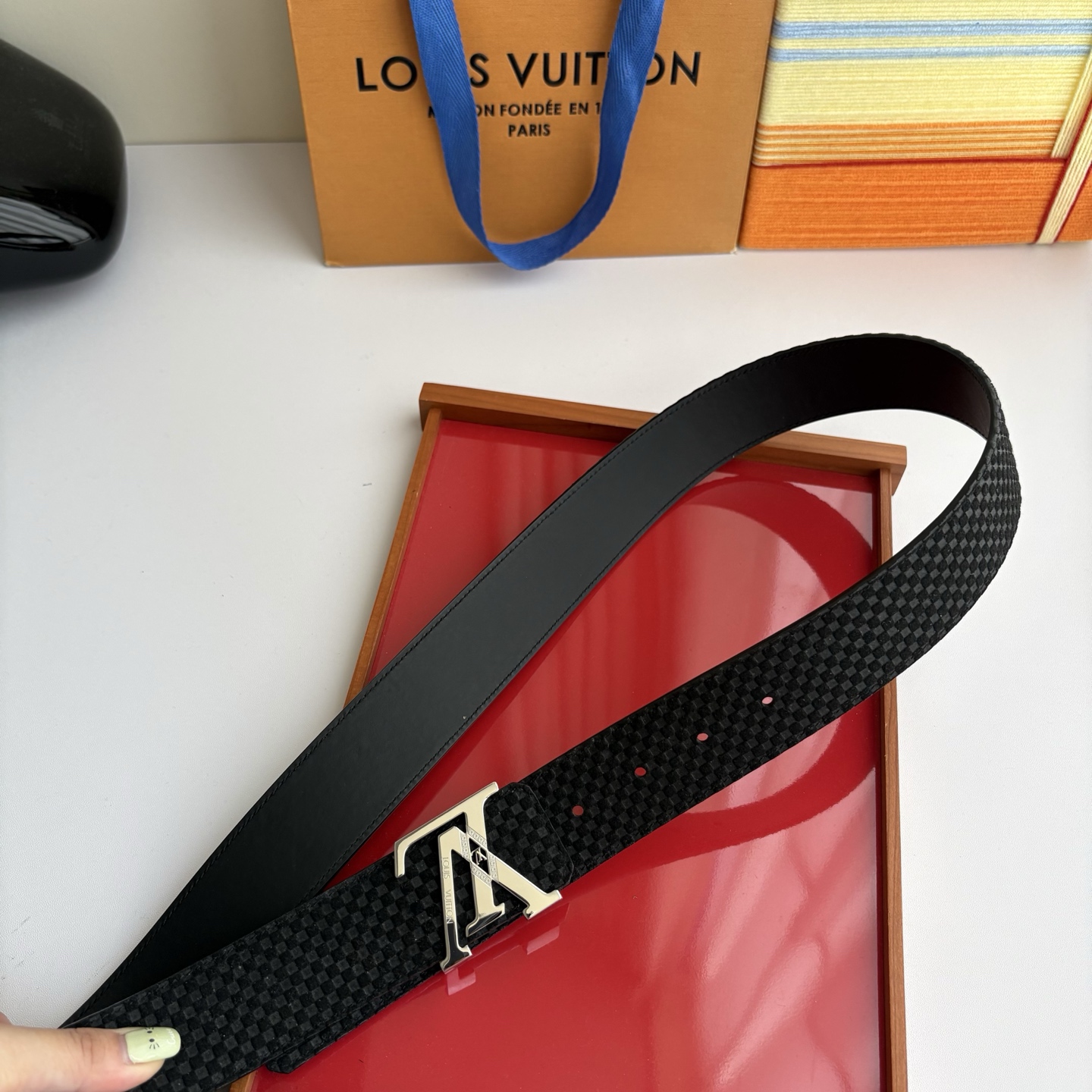 LOUIS VUITTON经典原单品质，一面经典压格一面平纹搭配原单精品钢扣，精工制作，细节看图，实物拍