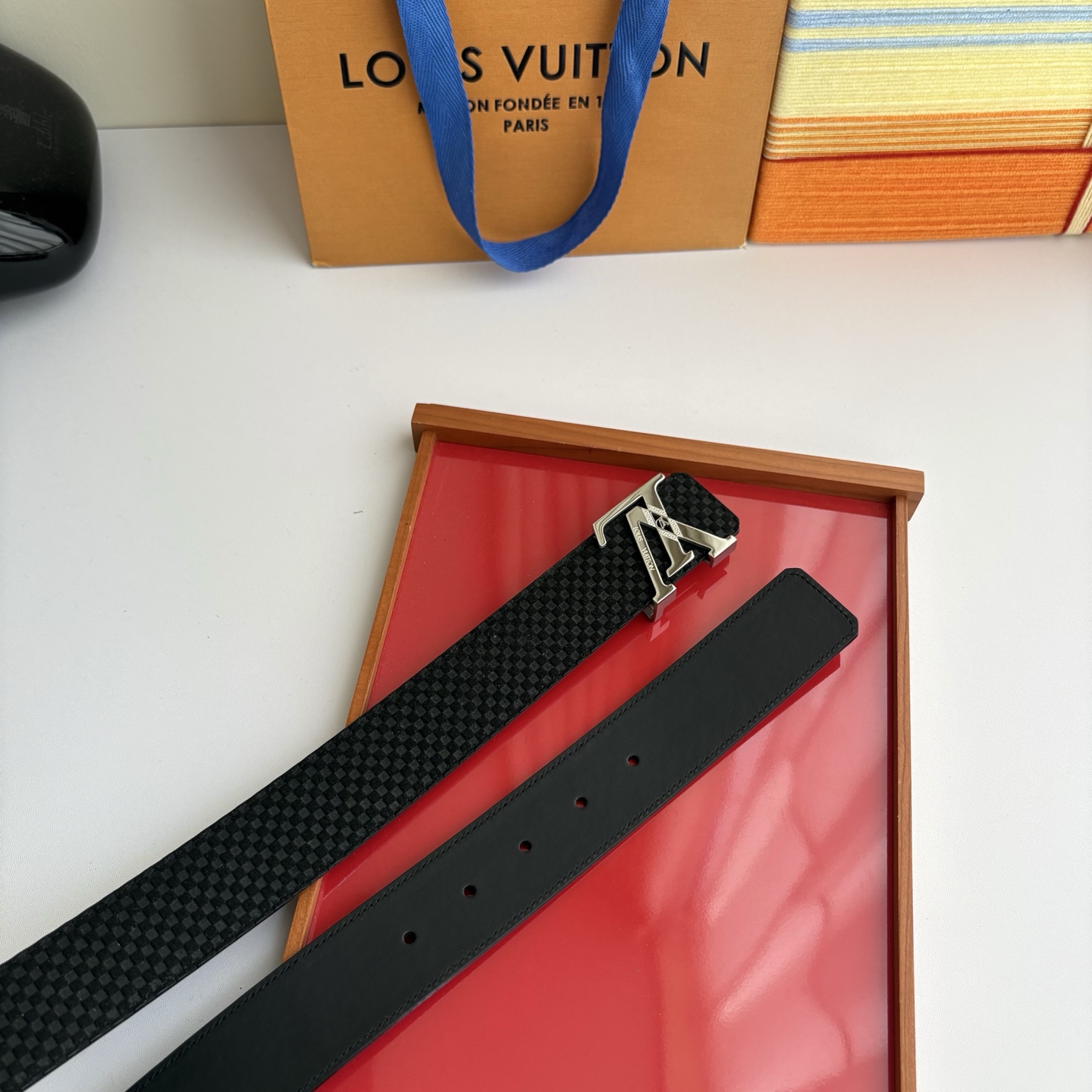 LOUIS VUITTON经典原单品质，一面经典压格一面平纹搭配原单精品钢扣，精工制作，细节看图，实物拍