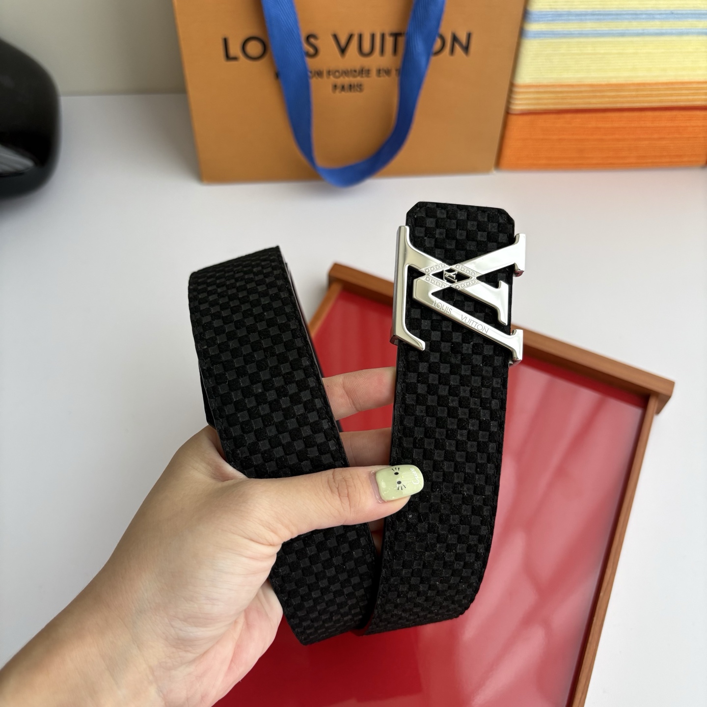 LOUIS VUITTON经典原单品质，一面经典压格一面平纹搭配原单精品钢扣，精工制作，细节看图，实物拍