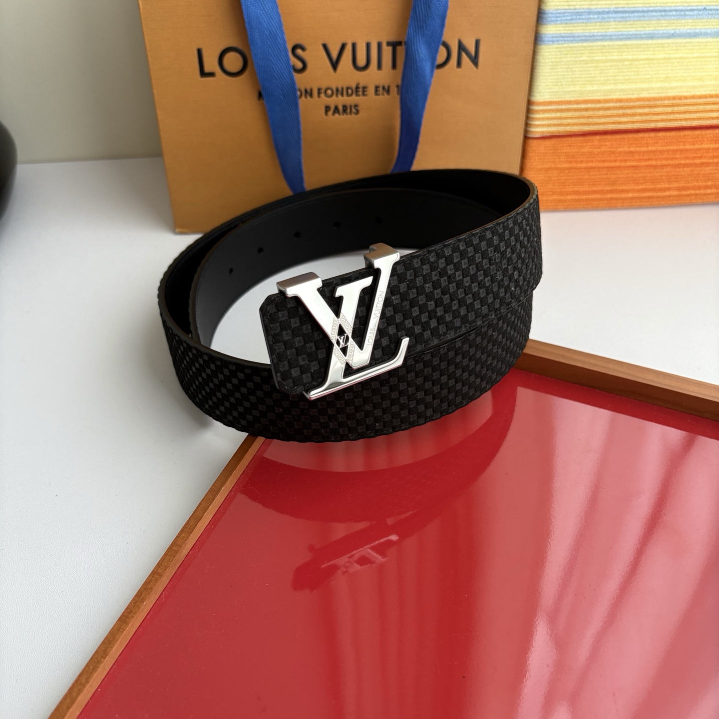 LOUIS VUITTON经典原单品质，一面经典压格一面平纹搭配原单精品钢扣，精工制作，细节看图，实物拍