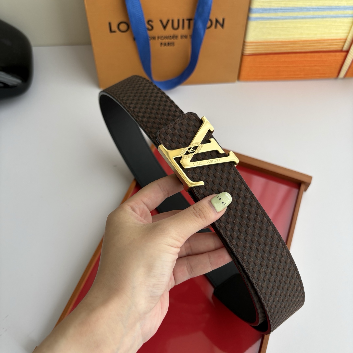 LOUIS VUITTON经典原单品质，一面经典压格一面平纹搭配原单精品钢扣，精工制作，细节看图，实物拍