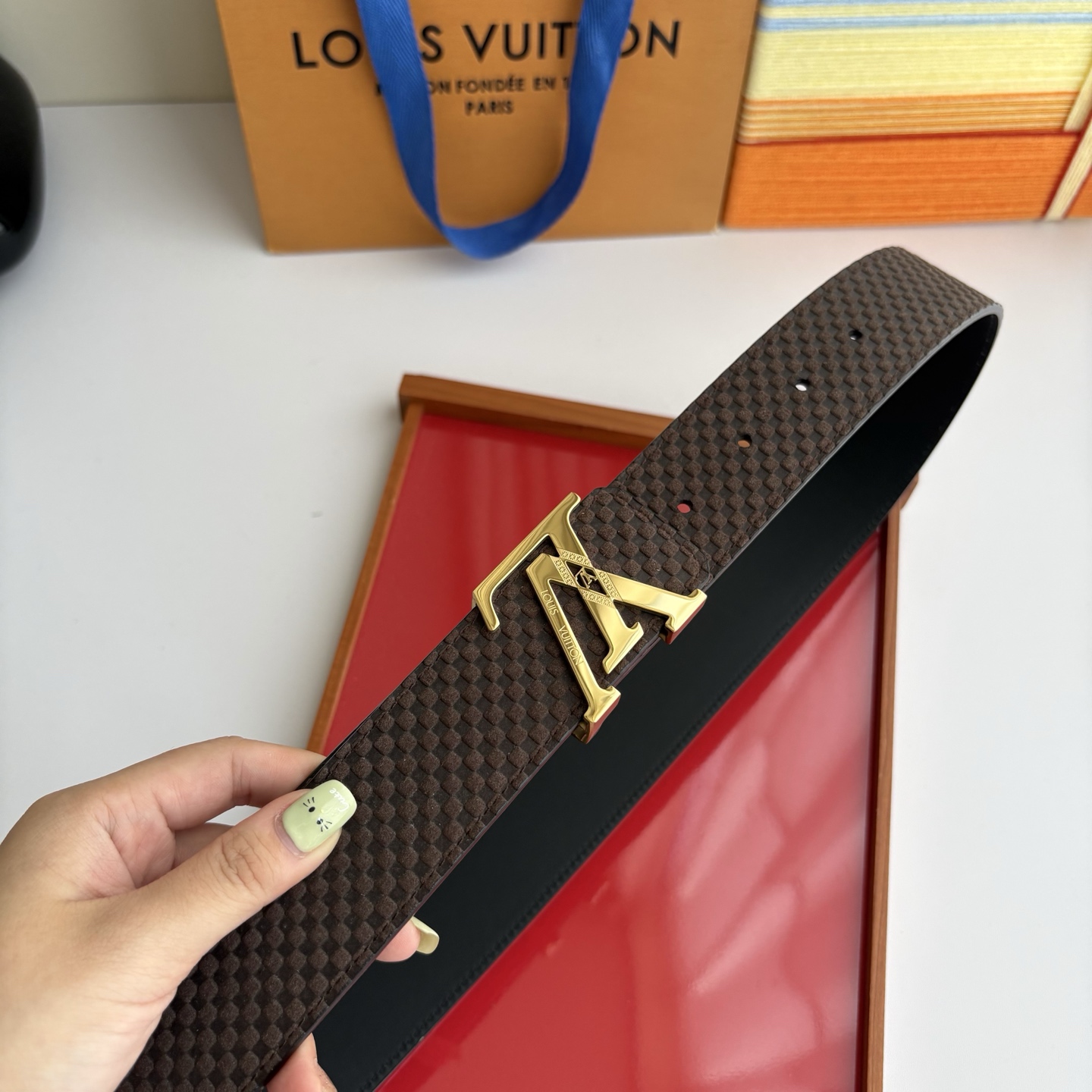 LOUIS VUITTON经典原单品质，一面经典压格一面平纹搭配原单精品钢扣，精工制作，细节看图，实物拍