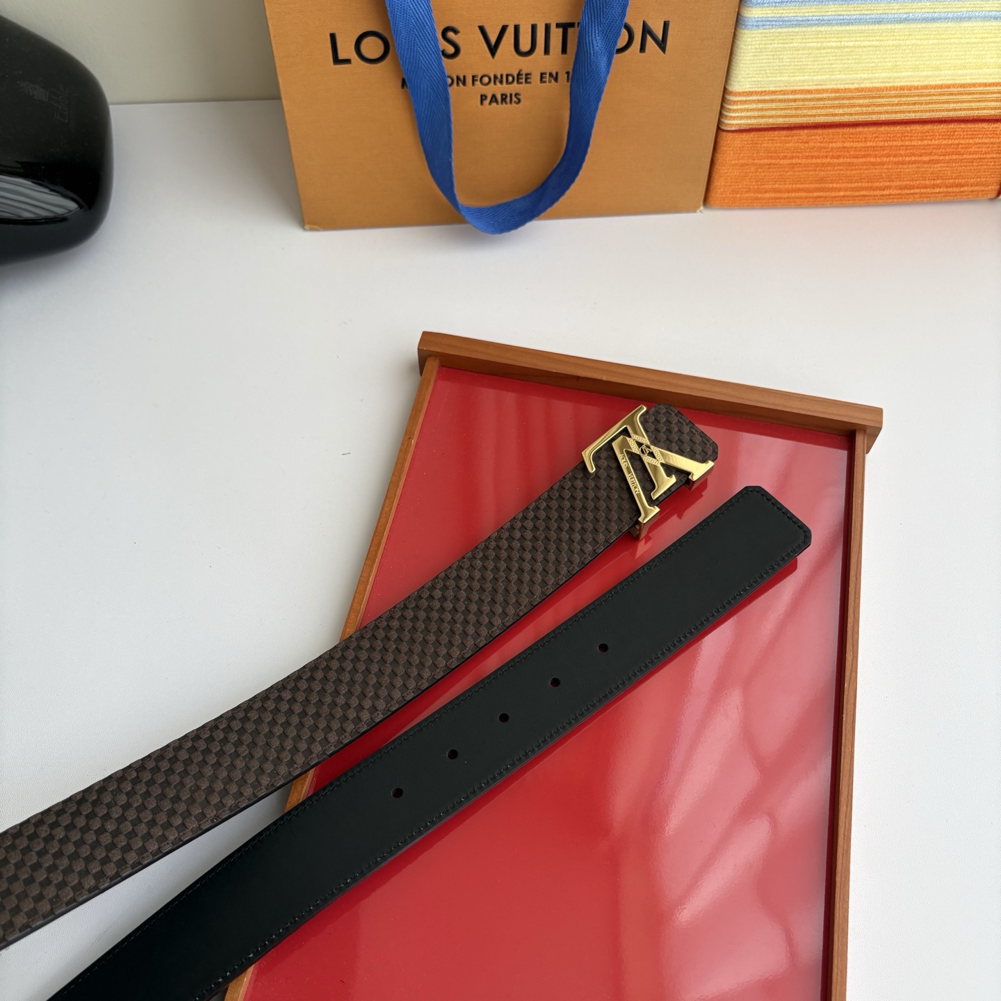 LOUIS VUITTON经典原单品质，一面经典压格一面平纹搭配原单精品钢扣，精工制作，细节看图，实物拍
