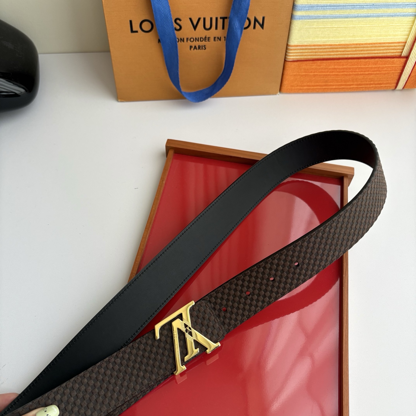 LOUIS VUITTON经典原单品质，一面经典压格一面平纹搭配原单精品钢扣，精工制作，细节看图，实物拍