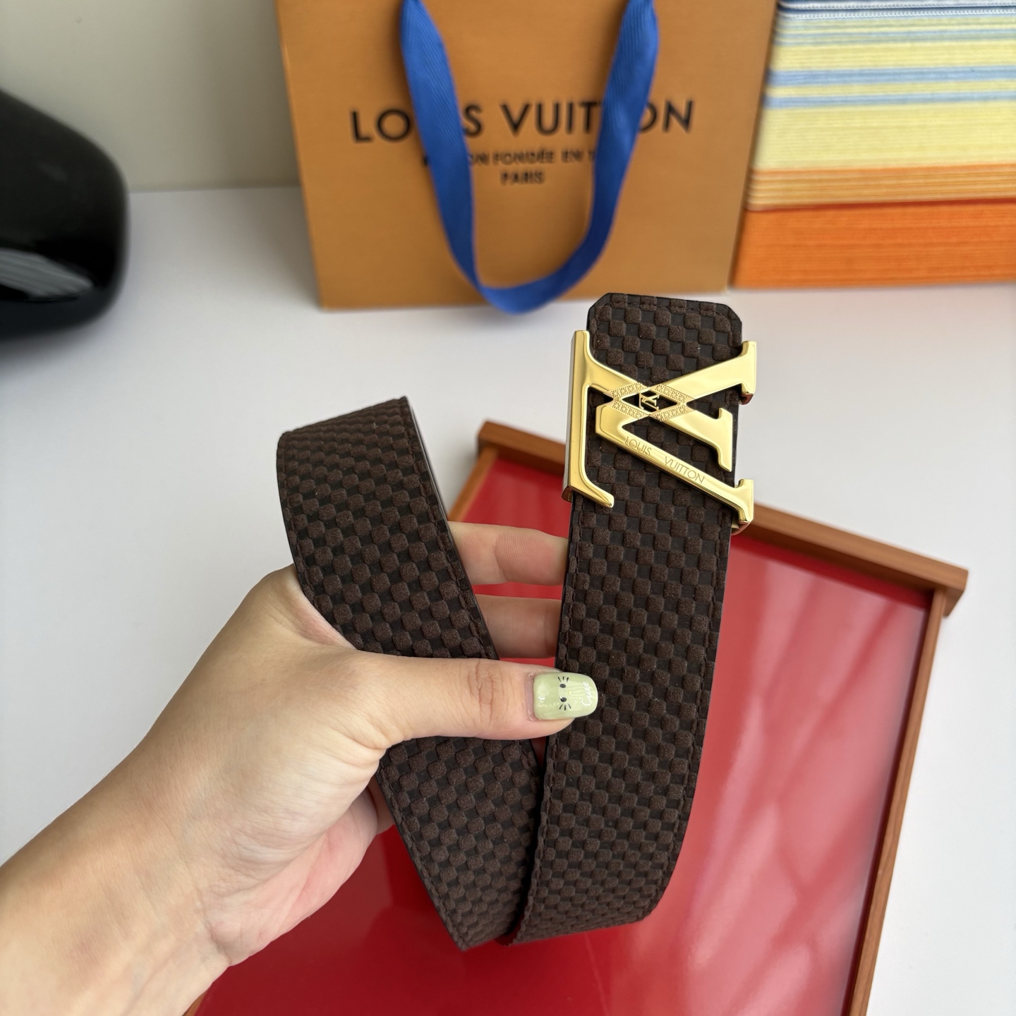 LOUIS VUITTON经典原单品质，一面经典压格一面平纹搭配原单精品钢扣，精工制作，细节看图，实物拍