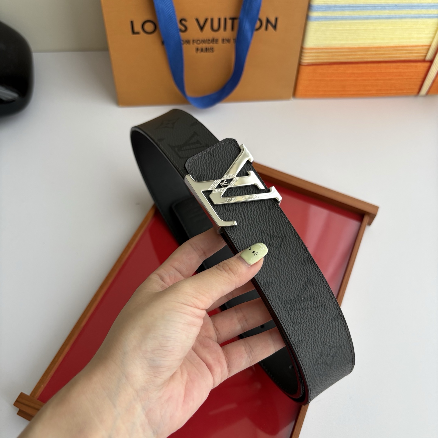 LOUIS VUITTON经典原单品质，一面经典印花一面平纹搭配原单精品钢扣，精工制作，细节看图，实物拍