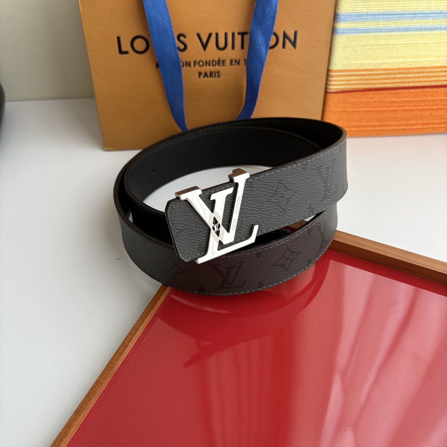 LOUIS VUITTON经典原单品质，一面经典印花一面平纹搭配原单精品钢扣，精工制作，细节看图，实物拍