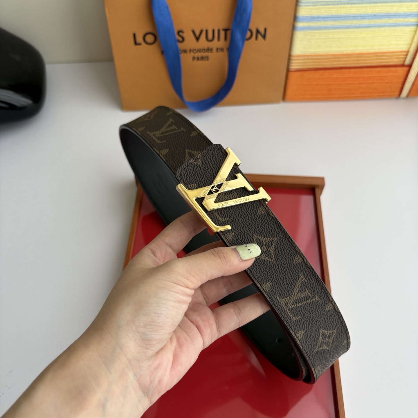 LOUIS VUITTON经典原单品质，一面经典印花一面平纹搭配原单精品钢扣，精工制作，细节看图，实物拍
