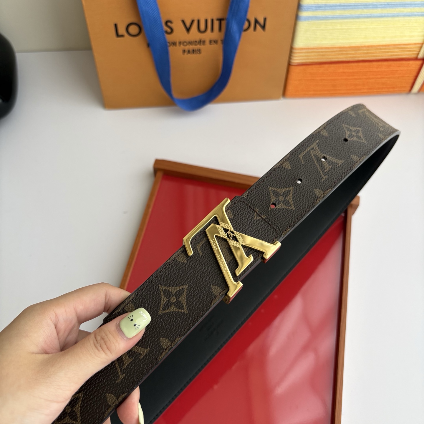 LOUIS VUITTON经典原单品质，一面经典印花一面平纹搭配原单精品钢扣，精工制作，细节看图，实物拍