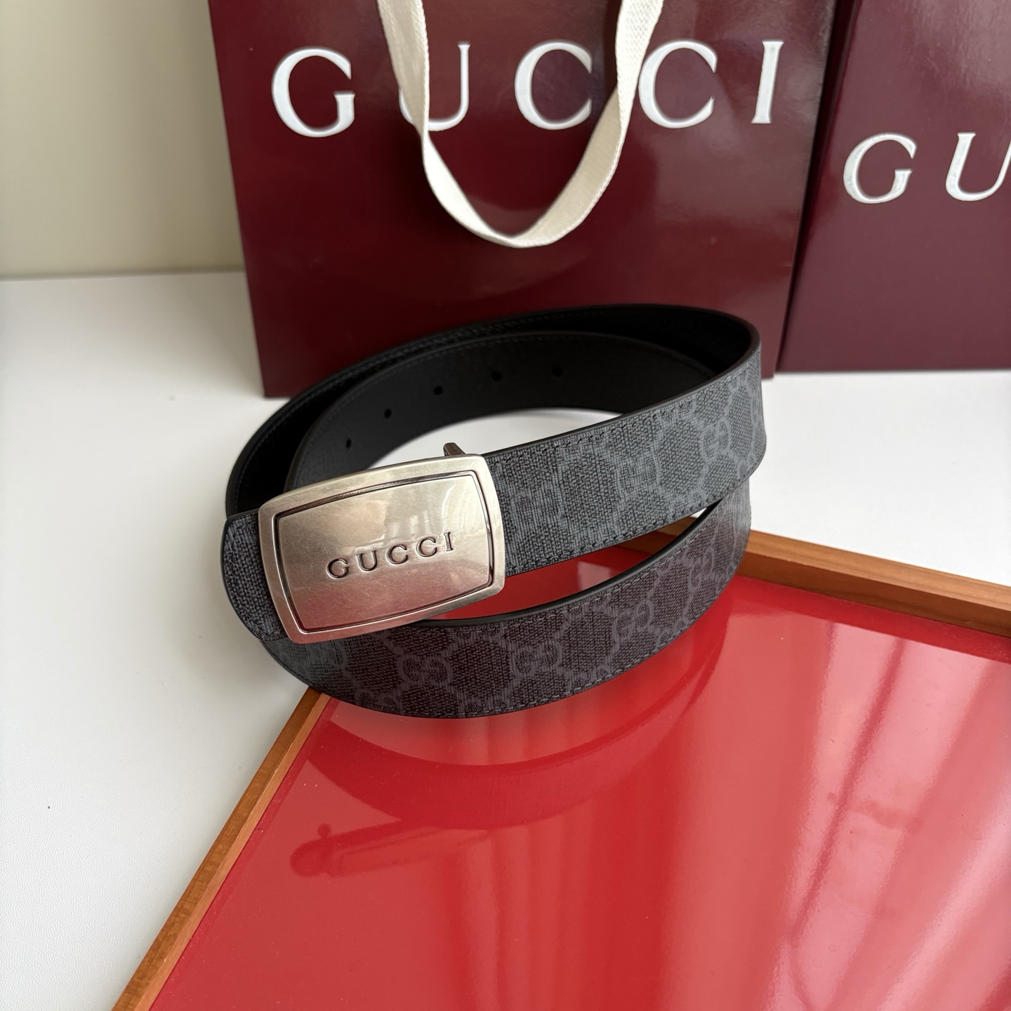 Gucci 经典原单品质,Pvc黑色印花面搭配原版猪皮纹底,纯铜挂扣,精工制作,细节看图,实物拍摄,高端奢华,宽度3.5 Gucci 经典原单品质,Pvc黑色印花面搭配原版猪皮纹底,纯铜挂扣,精工制作,细节看图,实物拍摄,高端奢华,宽度3.5