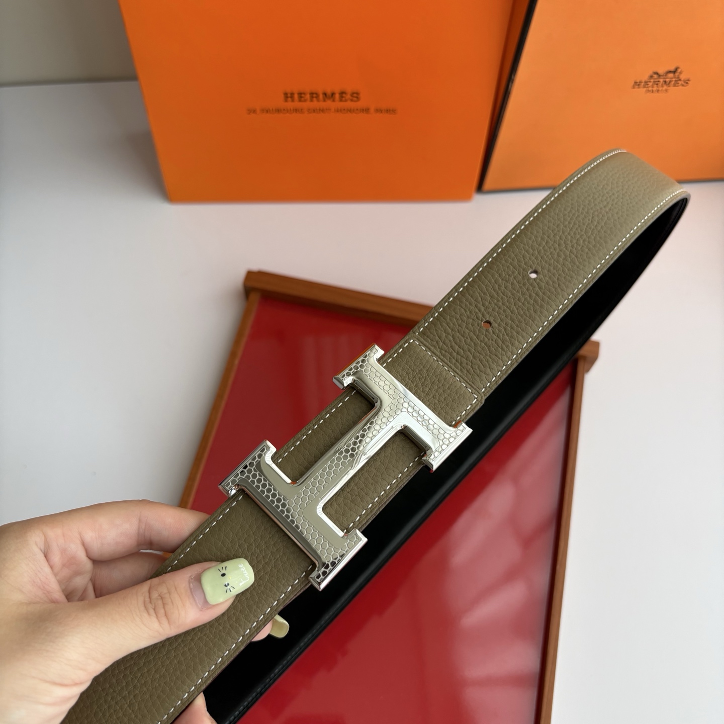 【爱马仕】Hermes 原单爱马仕，宽3.8cm进口原版皮带身，双面可两面用，精品电镀五金 ！
