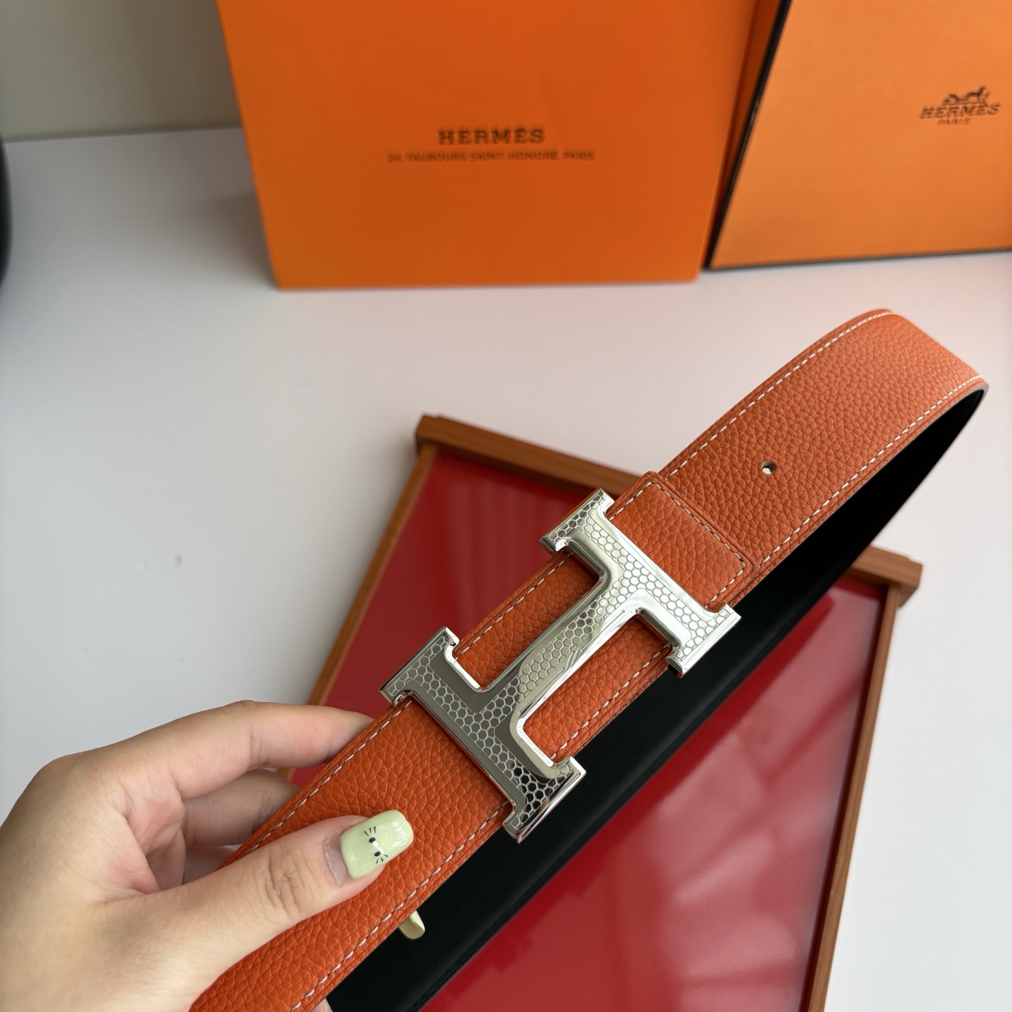 【爱马仕】Hermes 原单爱马仕，宽3.8cm进口原版皮带身，双面可两面用，精品电镀五金 ！