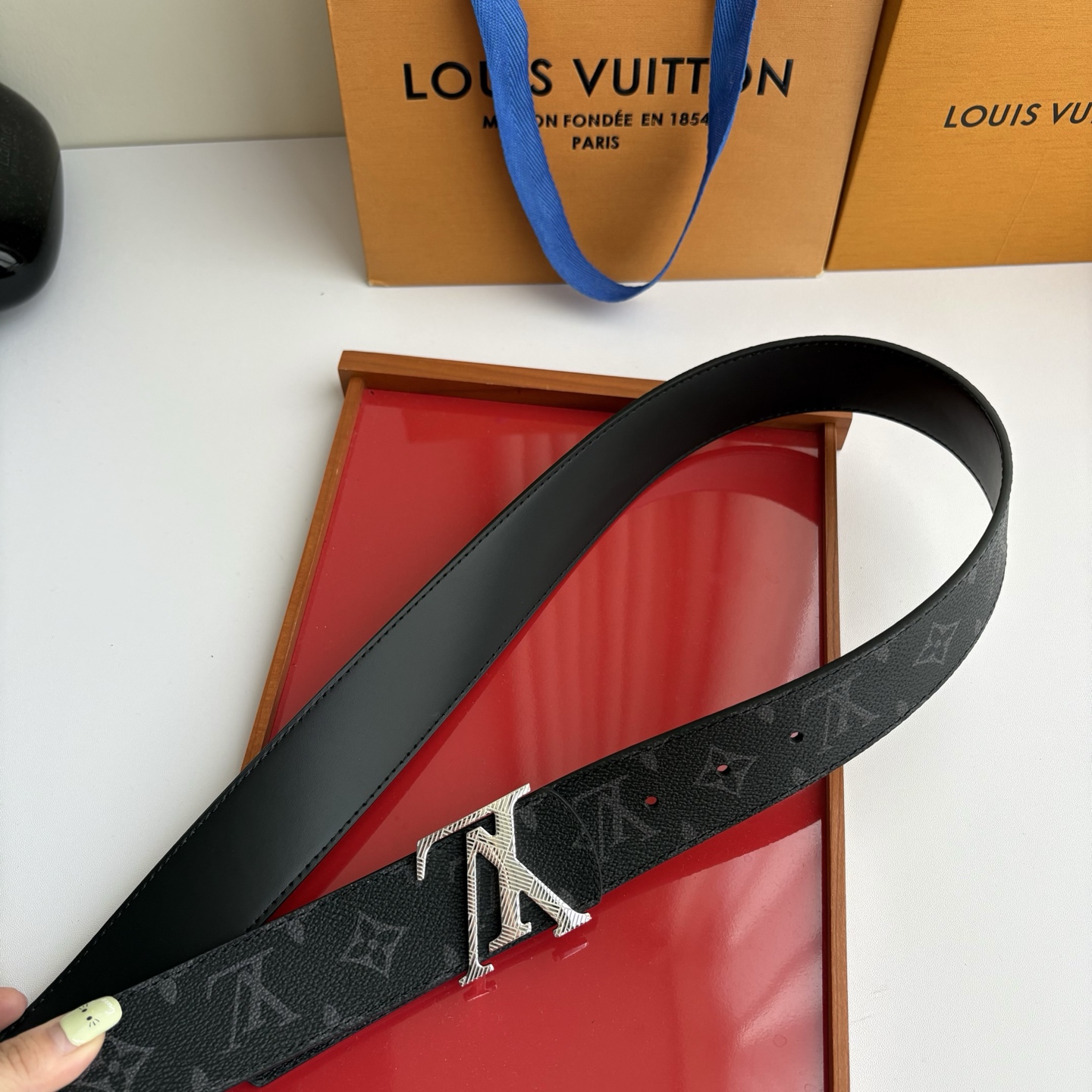 【LOUIS VUITTON】：经典原单品质，印花面搭配经典平纹底，原单精品挂扣，精工制作，细节看图，实物拍摄，高端奢华
