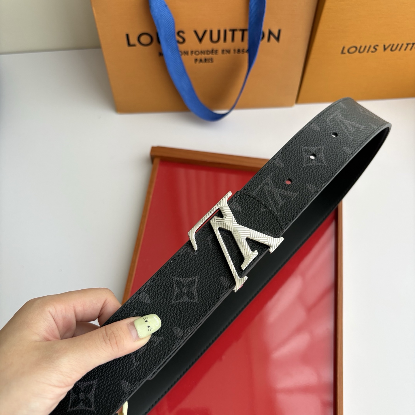 【LOUIS VUITTON】：经典原单品质，印花面搭配经典平纹底，原单精品挂扣，精工制作，细节看图，实物拍摄，高端奢华