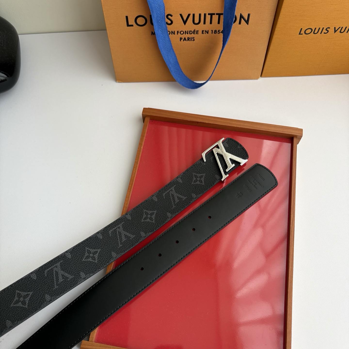 【LOUIS VUITTON】：经典原单品质，印花面搭配经典平纹底，原单精品挂扣，精工制作，细节看图，实物拍摄，高端奢华