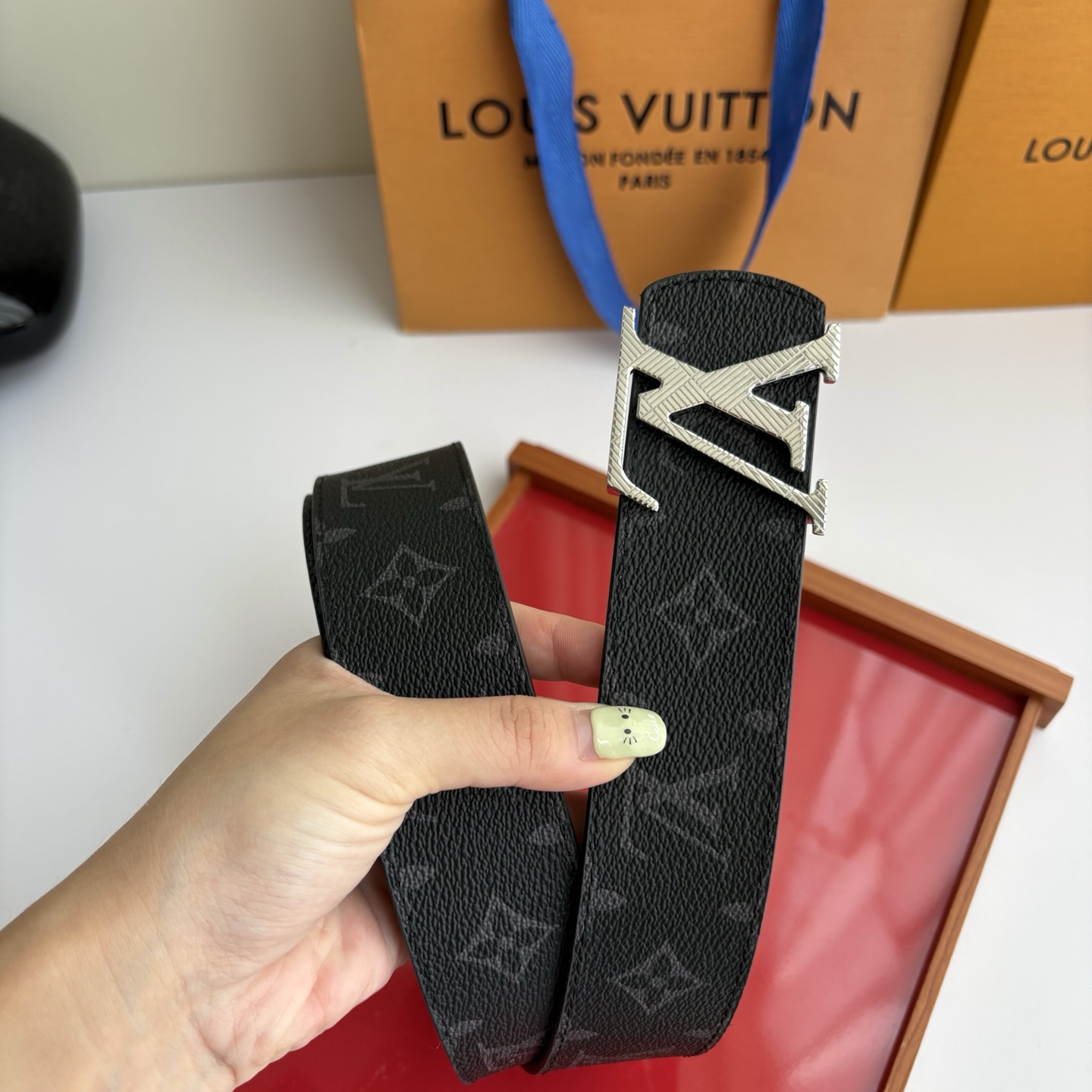 【LOUIS VUITTON】：经典原单品质，印花面搭配经典平纹底，原单精品挂扣，精工制作，细节看图，实物拍摄，高端奢华