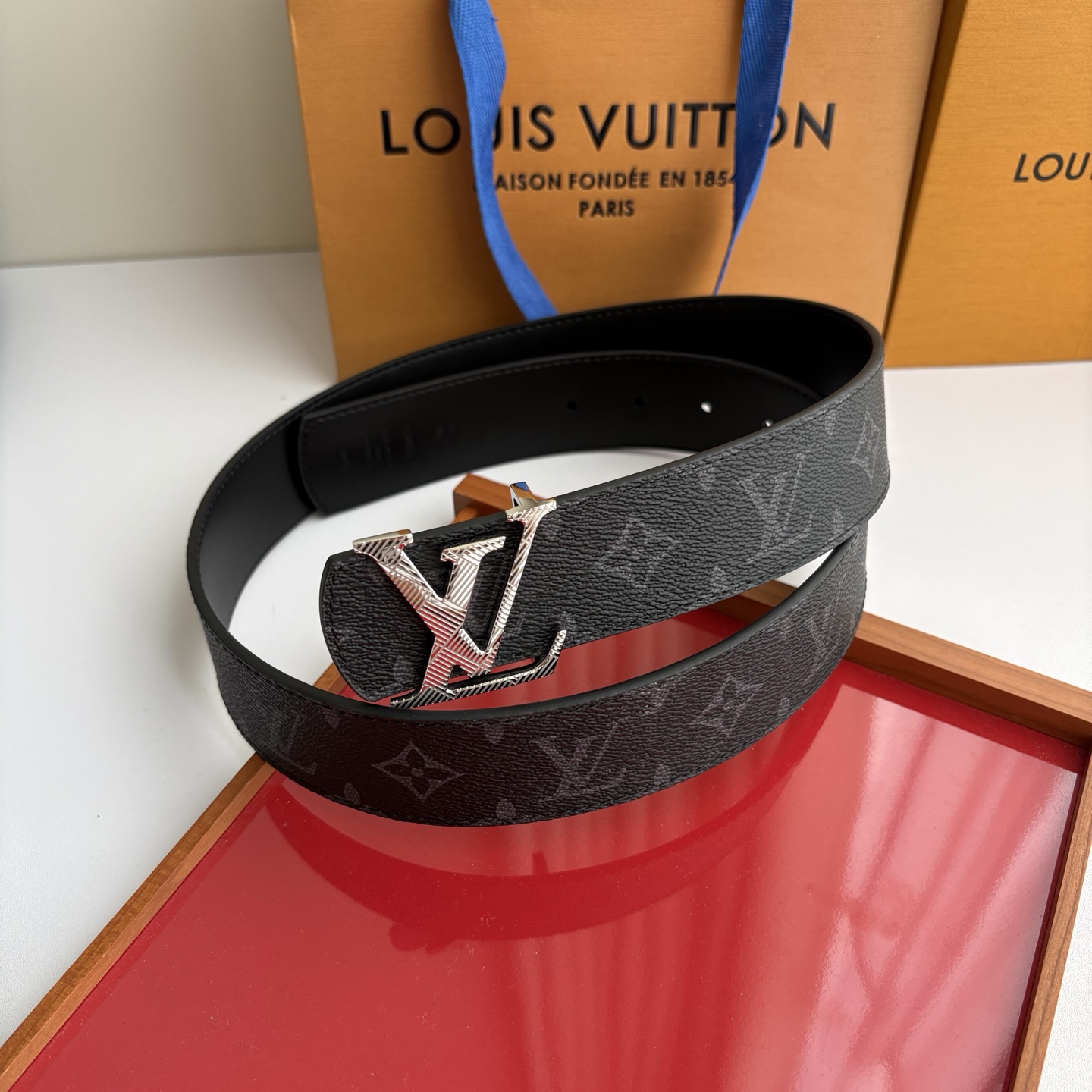 【LOUIS VUITTON】:经典原单品质,印花面搭配经典平纹底,原单精品挂扣,精工制作,细节看图,实物拍摄,高端奢华 【LOUIS VUITTON】:经典原单品质,印花面搭配经典平纹底,原单精品挂扣,精工制作,细节看图,实物拍摄,高端奢华