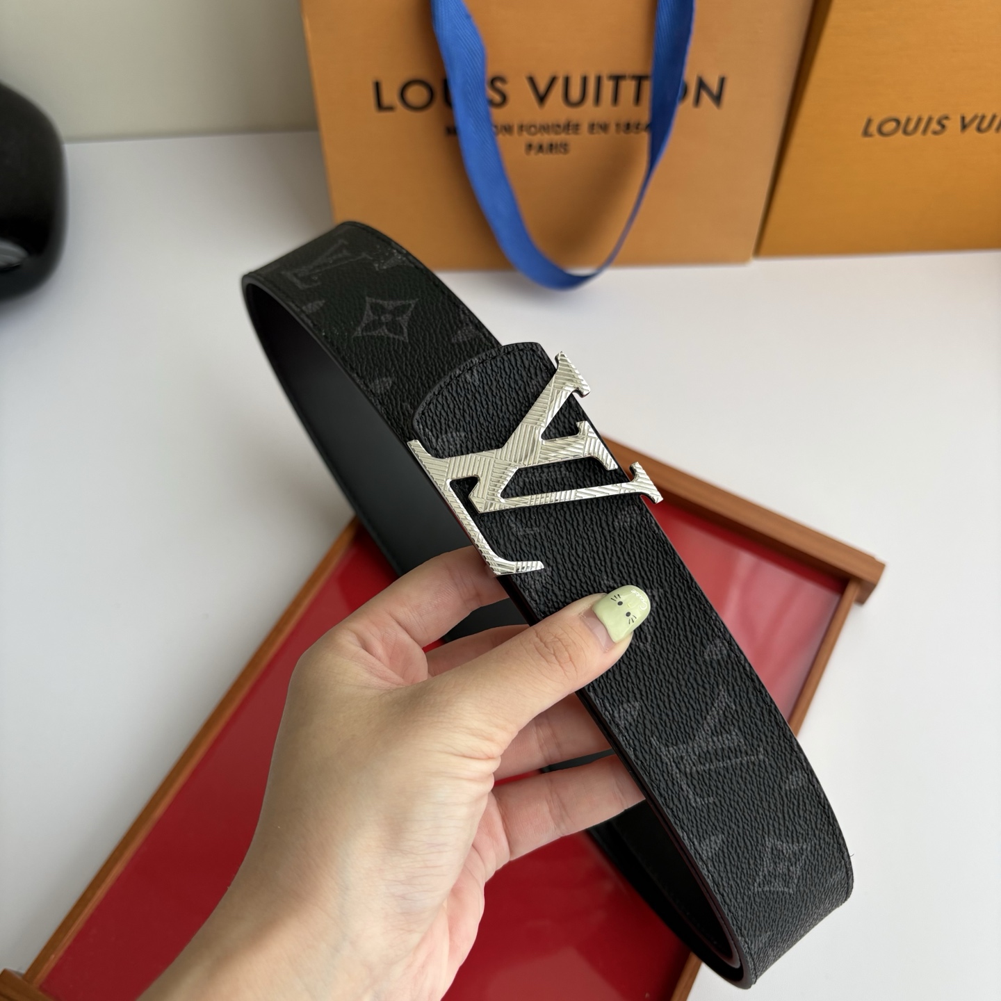 【LOUIS VUITTON】：经典原单品质，印花面搭配经典平纹底，原单精品挂扣，精工制作，细节看图，实物拍摄，高端奢华